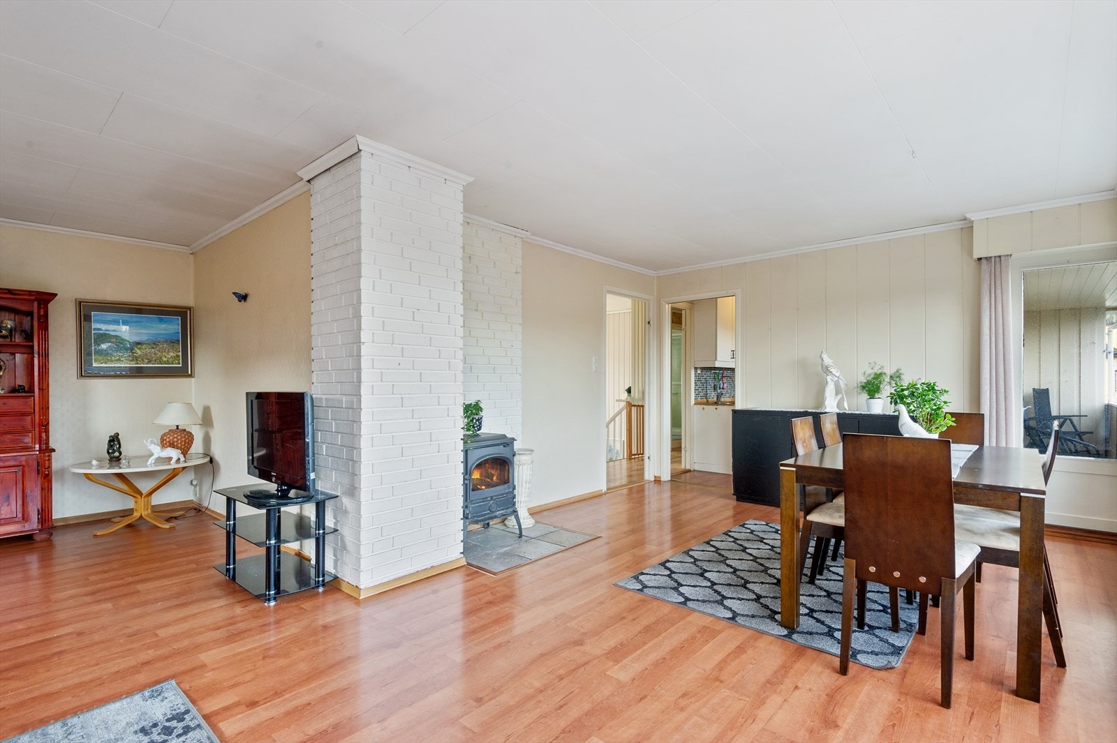 Spisebordet er fint plassert foran vindauga, og har god plass til familien, gjestar og den gode samtala. Galleribilde