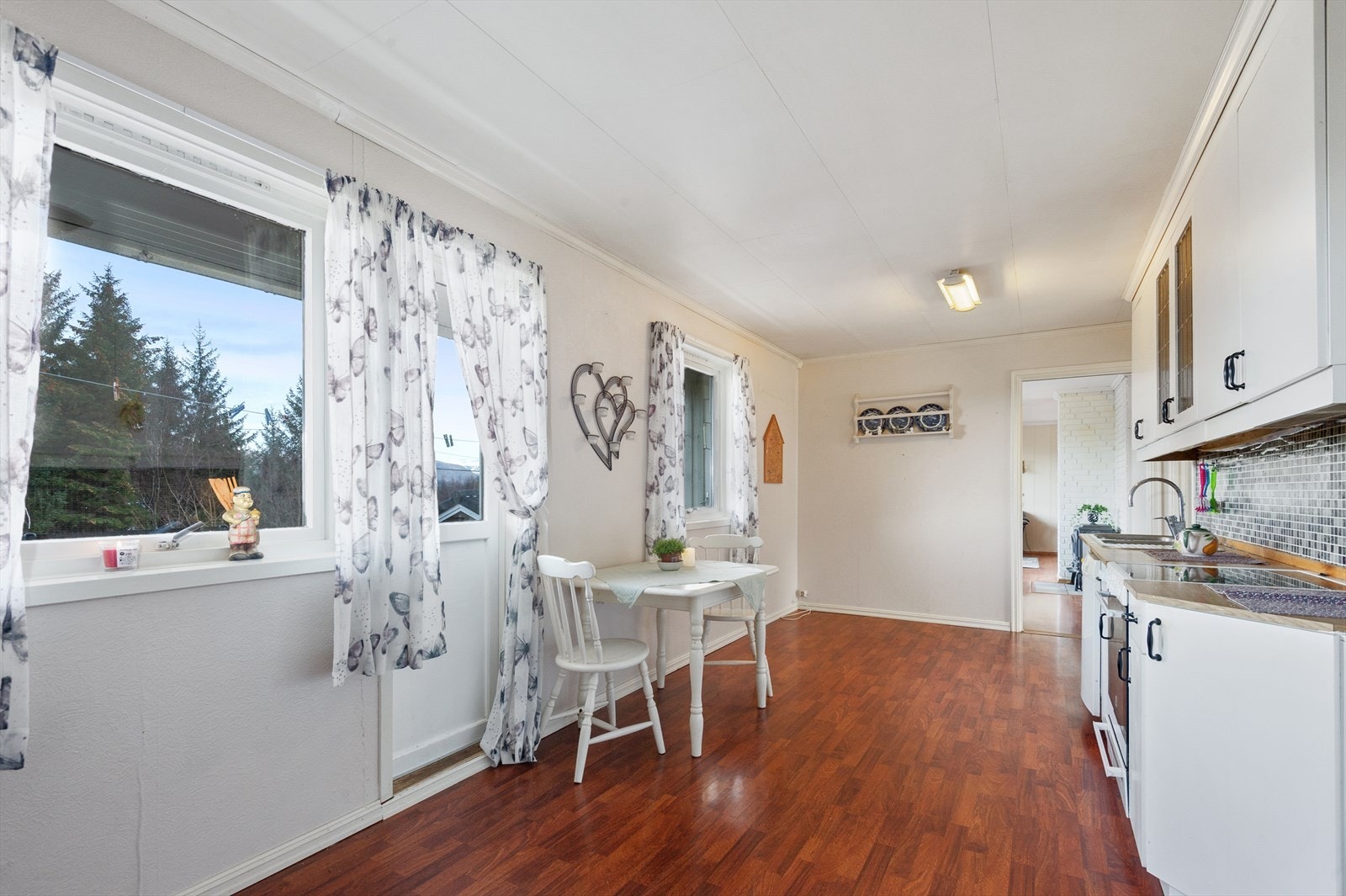 God plass til kjøkkenbord, perfekt for raske måltid og lekselesing. Galleribilde