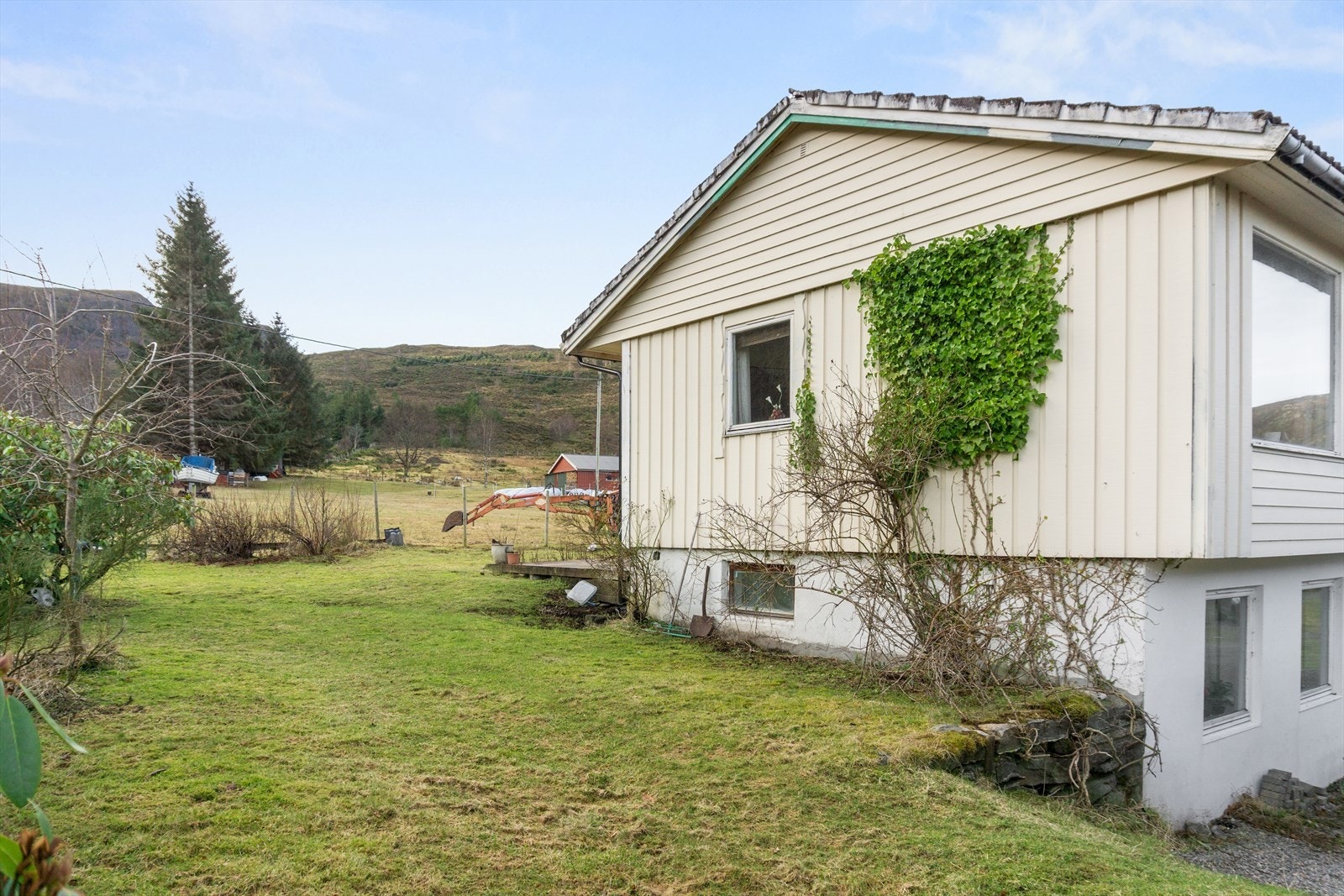 Hagen har eit flatt og fint plenareale, med god plass til trampoline, ballspel og utandørs leik. Galleribilde