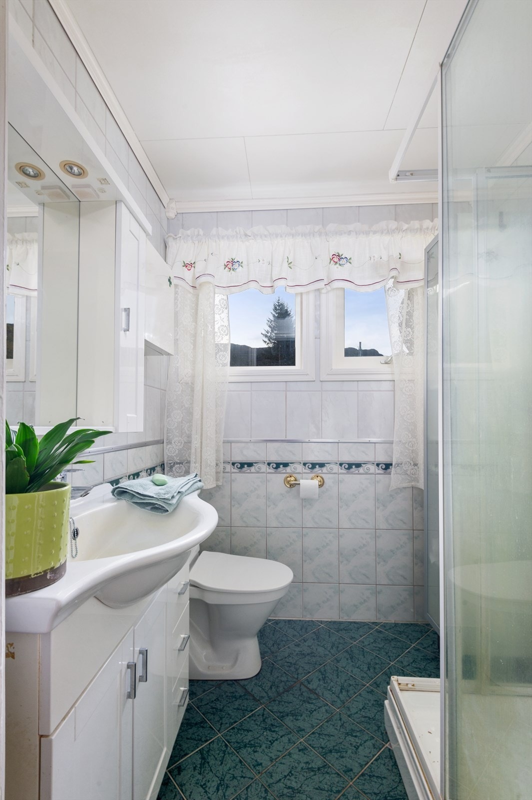 Bustaden har to bad, eitt i kvar etasje. Galleribilde