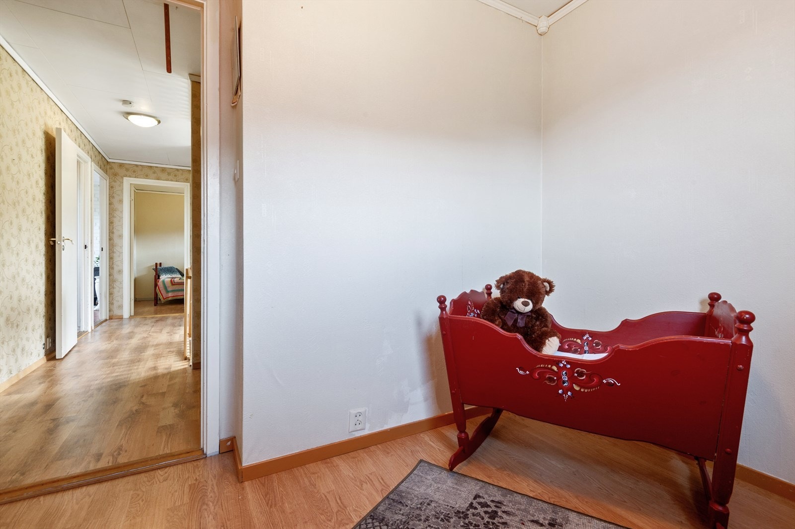 Eit triveleg barnerom med rom for leik. Gangen knytter romma i bustaden fint saman. Galleribilde