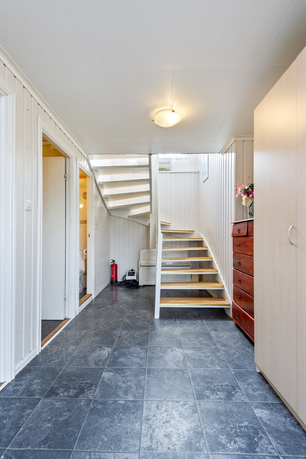 Entréen er romsleg, med bad, vaskerom og bod i tilknytning - praktisk og familievenleg. Galleribilde