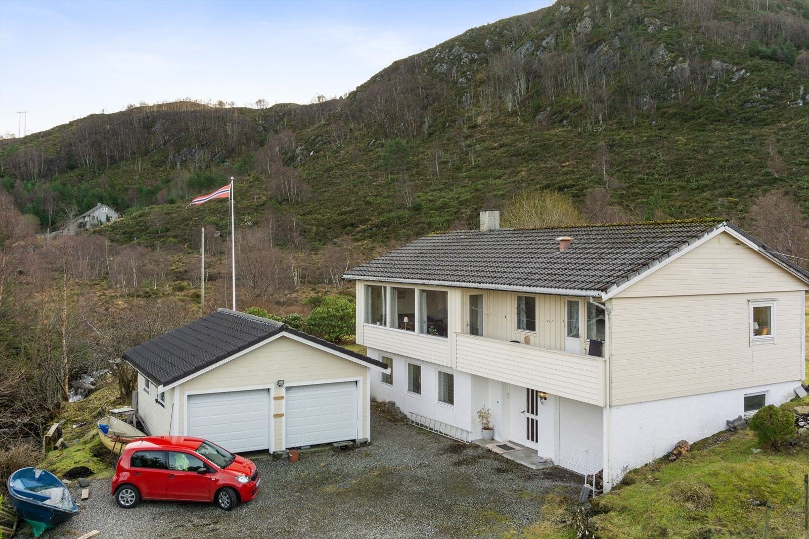 Eigedomen ligg fint til i rolege og landlege omgjevnadar. Kort veg til surfeparadisa Hoddevik og Ervik. Galleribilde