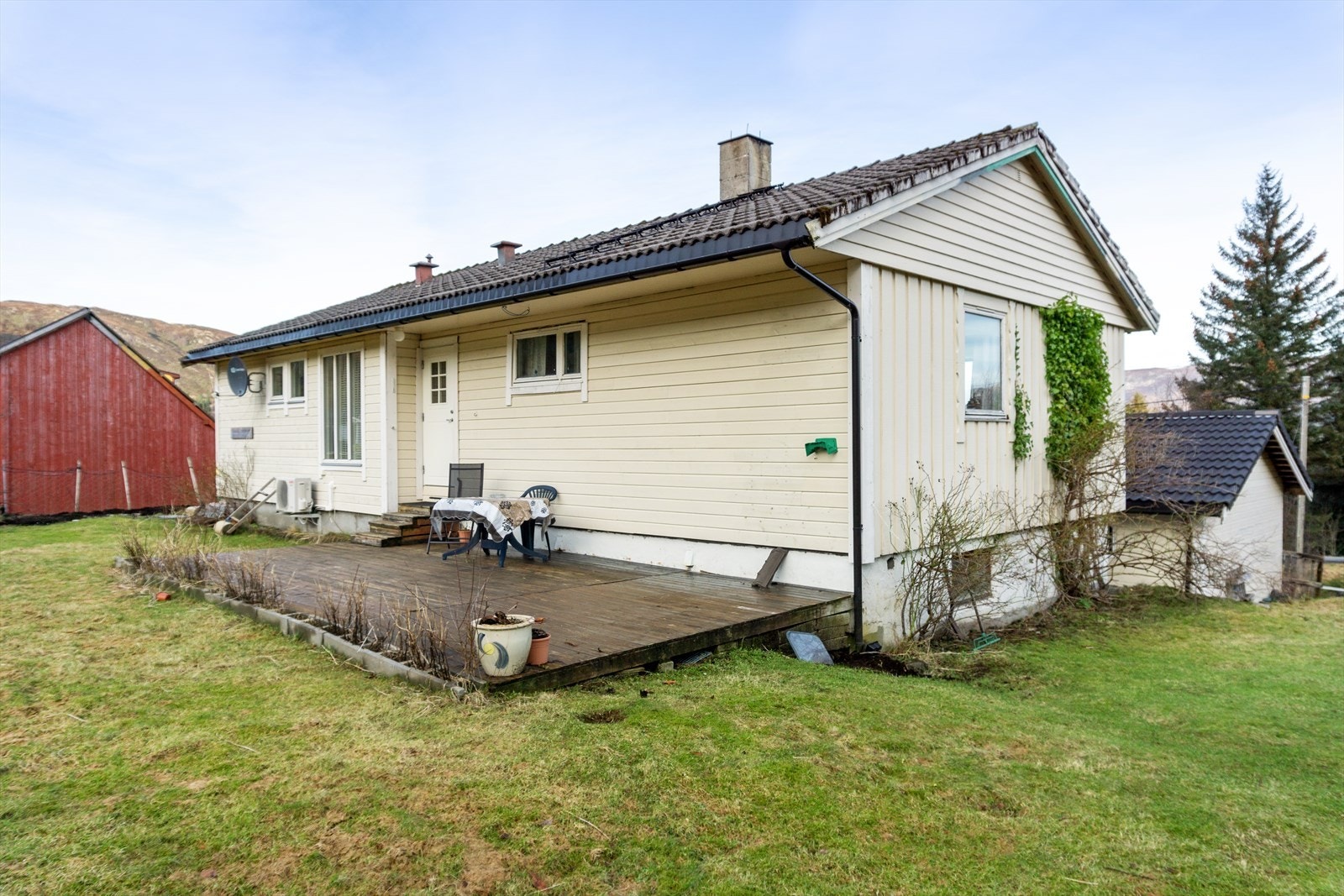 Direkte tilkomst til hageområde og terrasse i bakkant av bustaden frå hovudetasjen. Galleribilde
