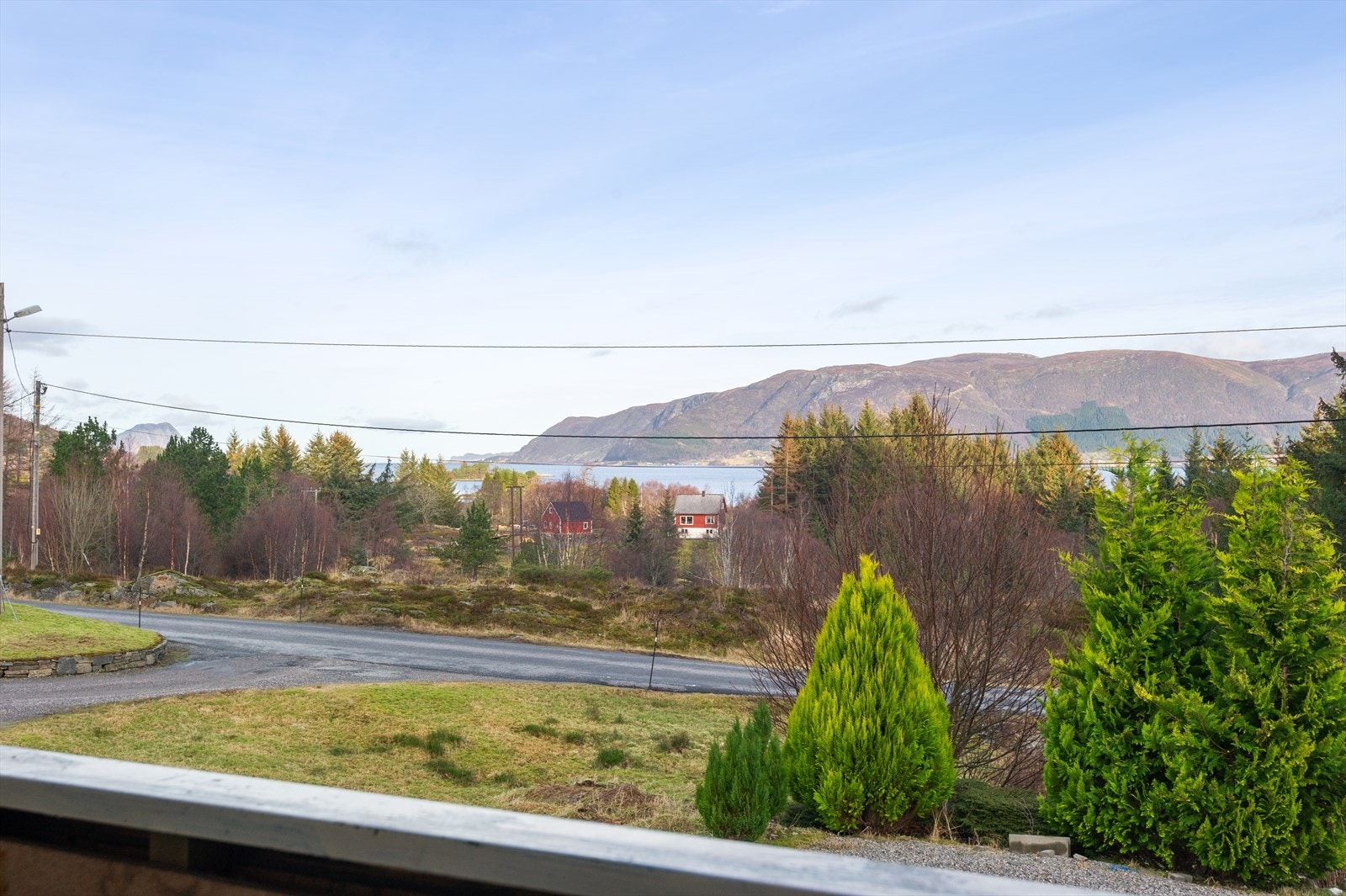 Frå kjøkken og stove er det utgang til terrasse med fin utsikt mot fjorden. Galleribilde