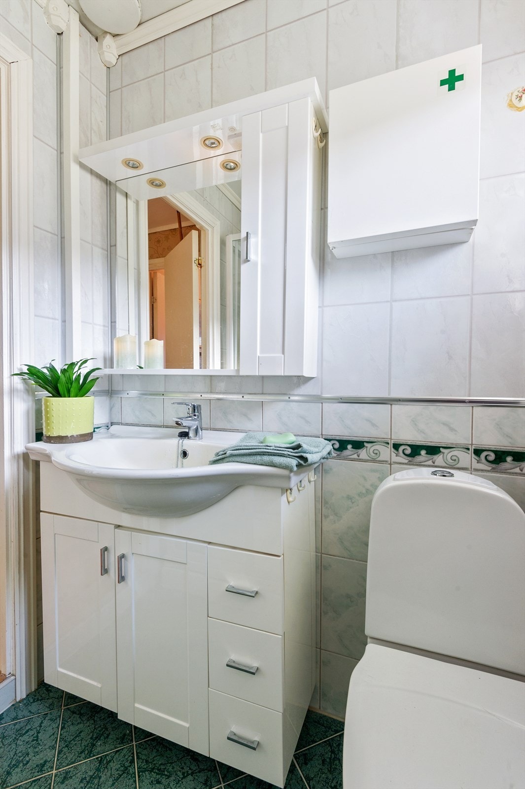 Begge bad er utstyrt med dusj, wc og baderomsinnreiing. Galleribilde