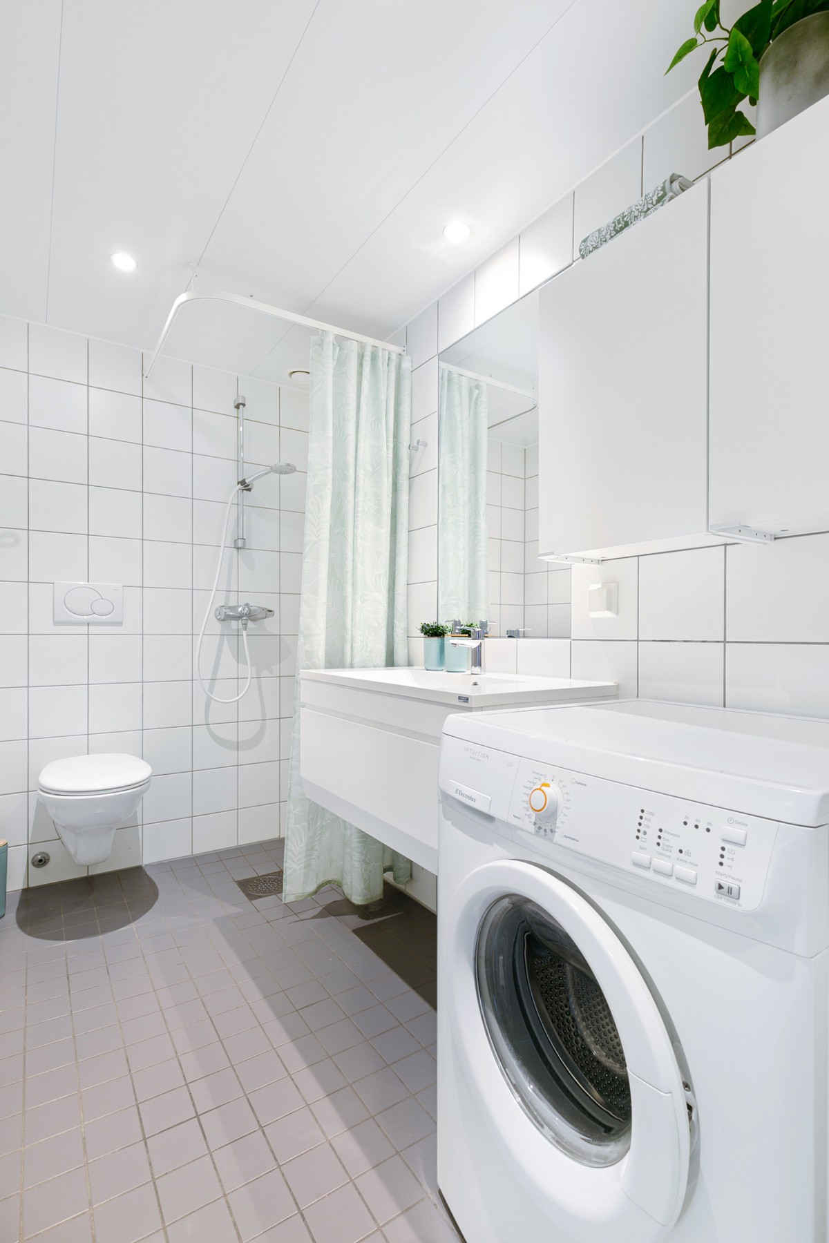 Badet er komplett fliselagt med gulvvarme, dusj, vegghengt wc, opplegg for vaskemaskin og downlights i taket