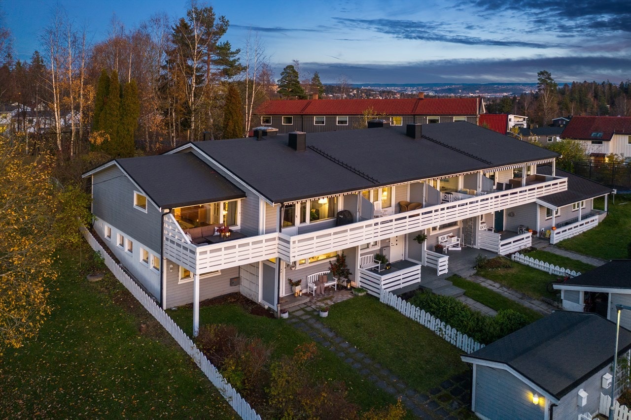 Boligen ligger i et barnevennlig boligområde på Hosle Galleribilde