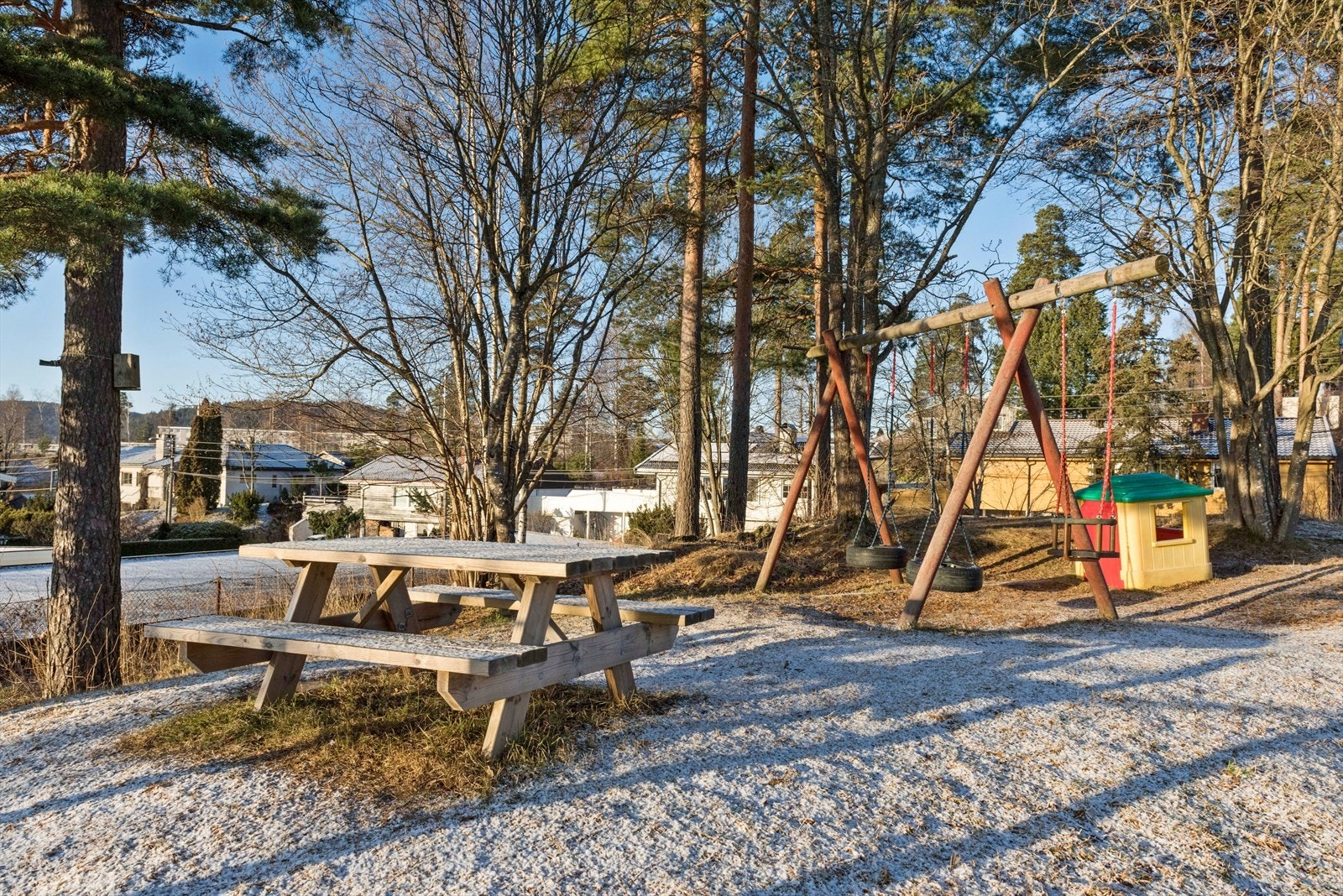 Lekeplassen rett bak huset Galleribilde