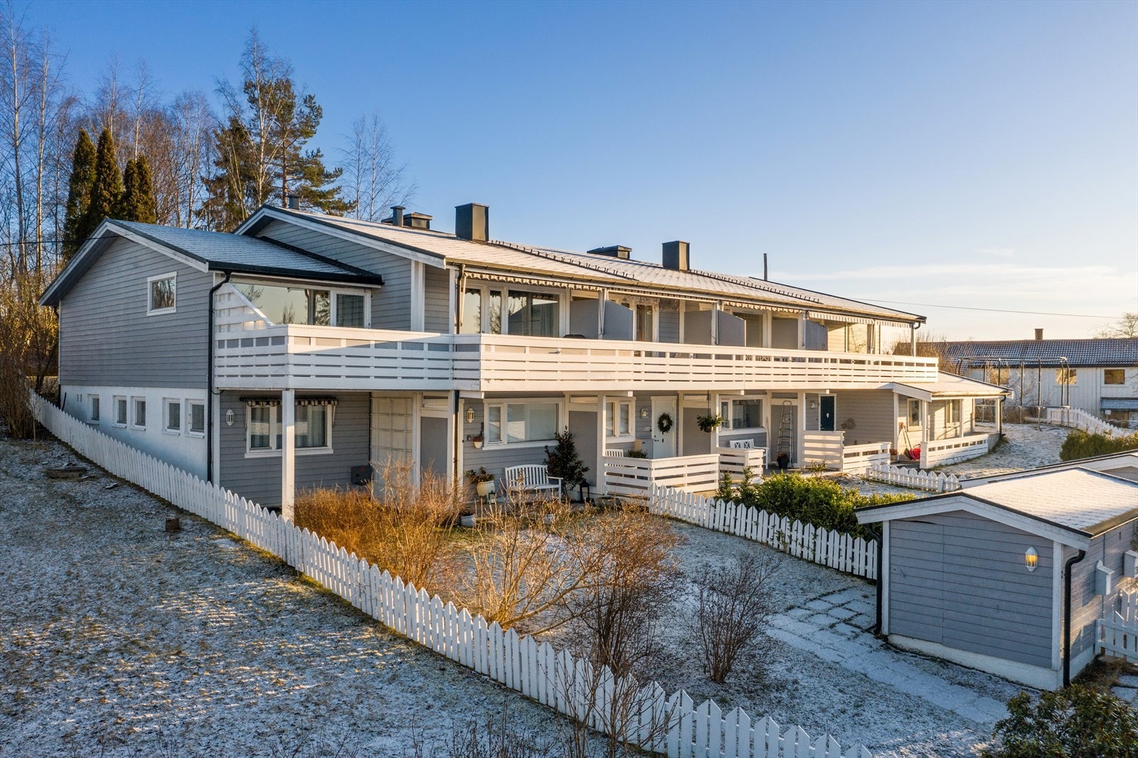 Enderekkehus med flotte solforhold Galleribilde