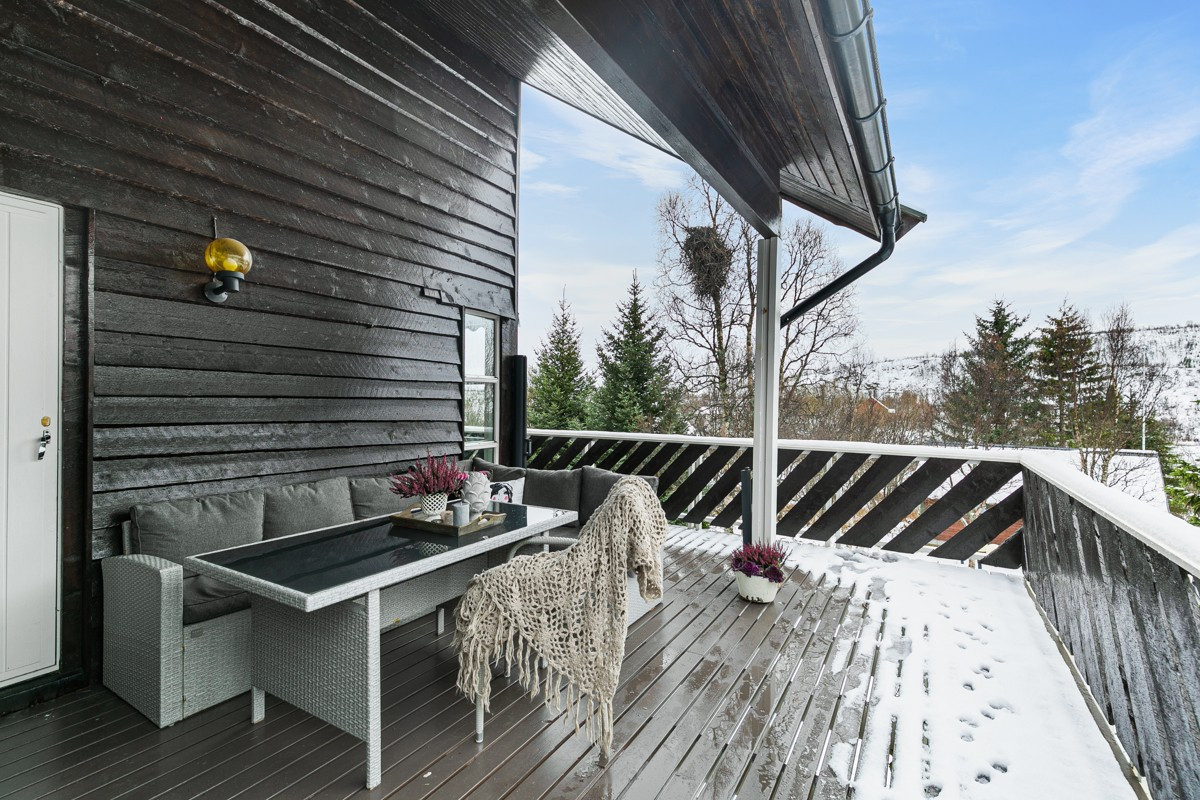 Fin uteplass på veranda med utgang fra stue