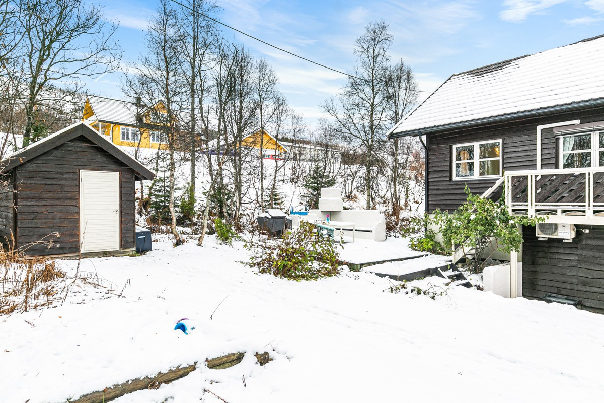 Frittstående sportsbod på tomt