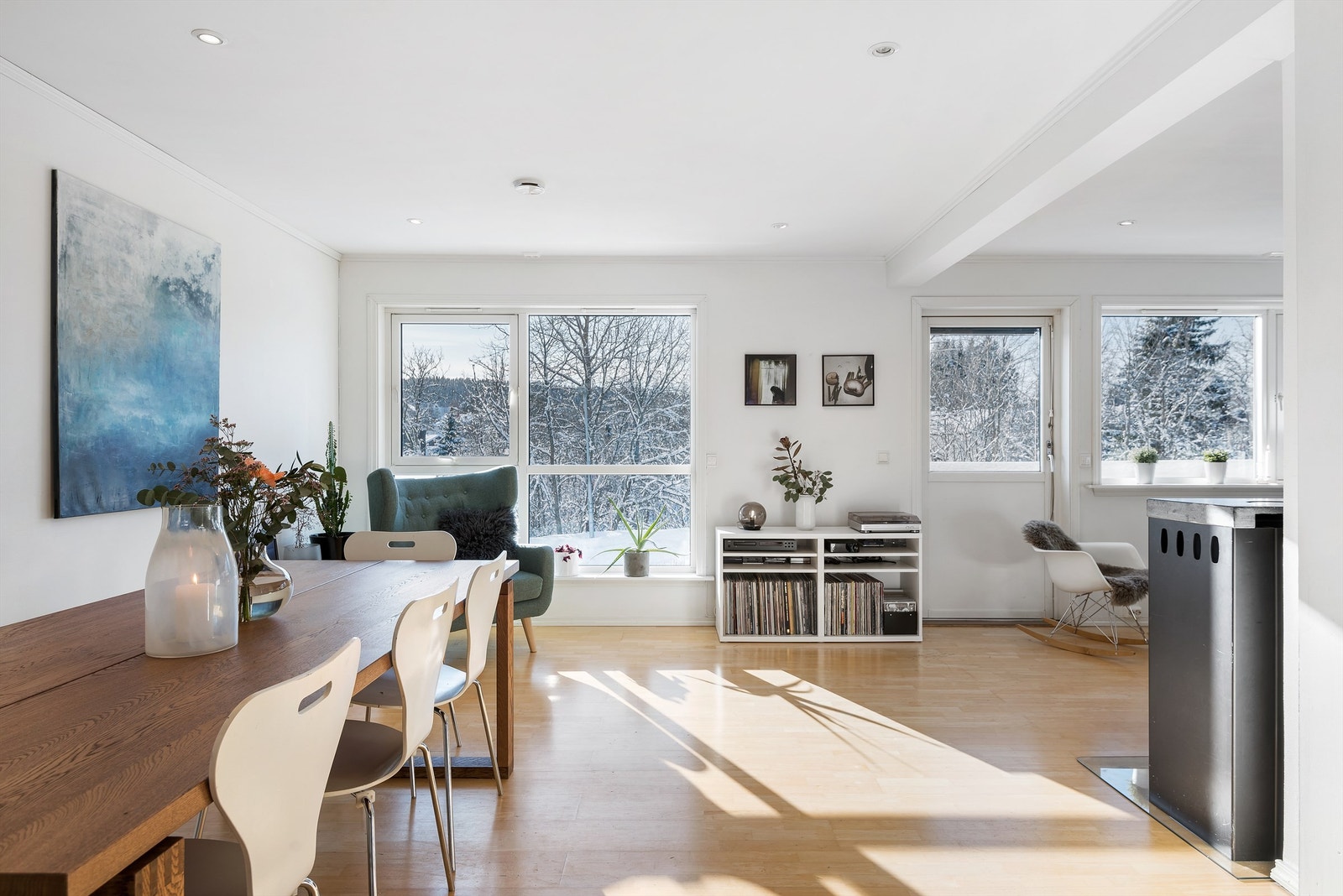 Stue og kjøkken har en delvis åpen løsning - et nydelig rom med parkettgulv, store vindusflater og utgang til veranda. Galleribilde