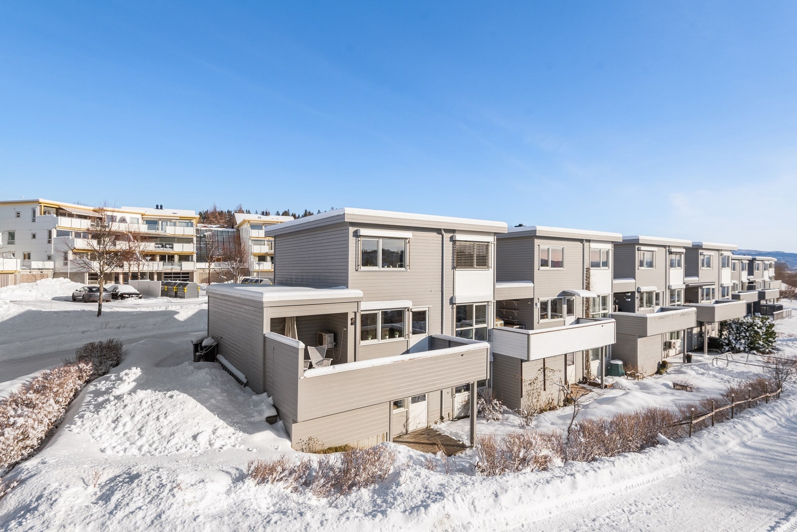 Hagen har plen, hekk, prydbusker og diverse beplantning, samt rikelig med boltreplass for de minste. Galleribilde