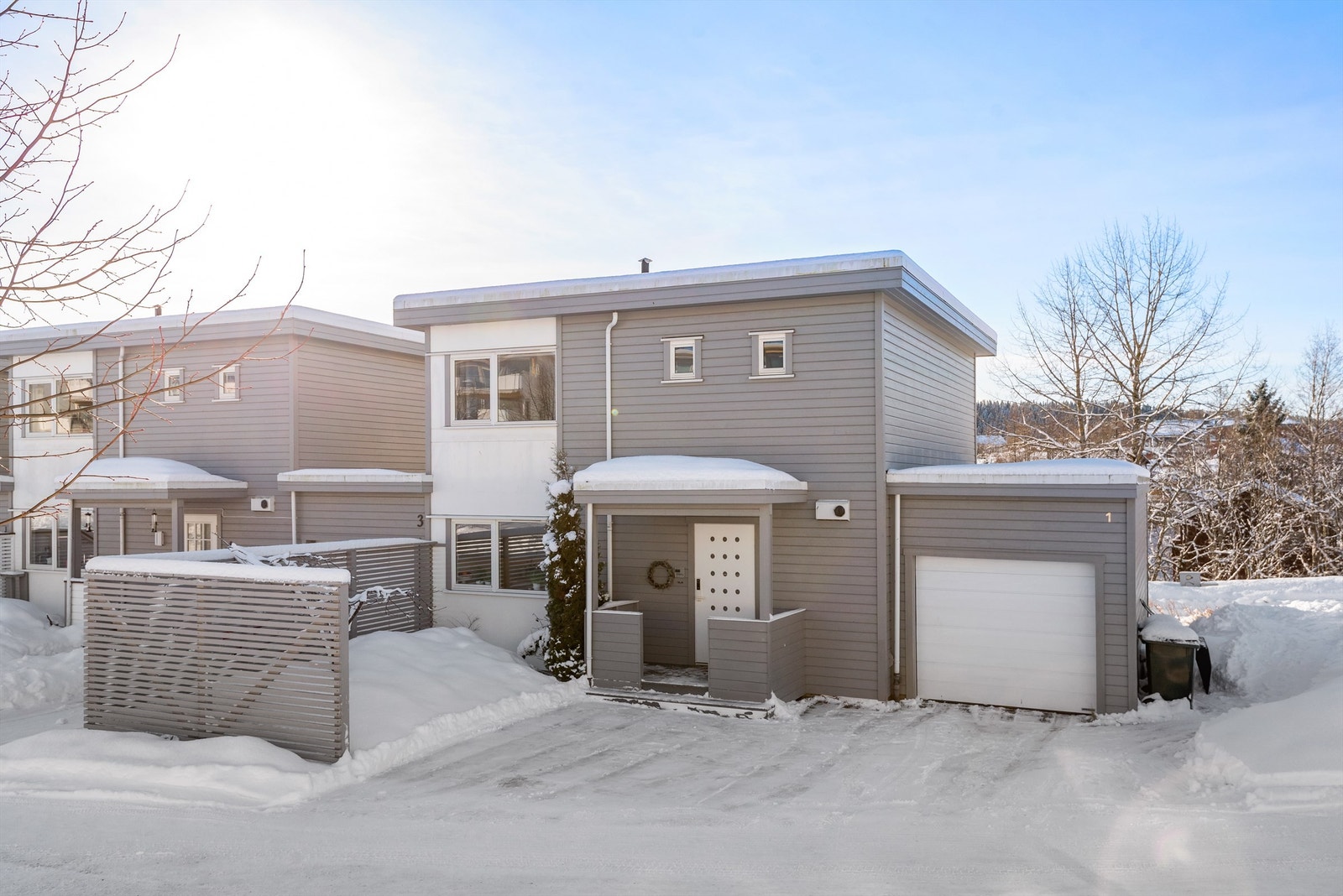 Romslig enebolig med fin beliggenhet. På fremsiden av boligen er det gårdsplass og en skjermet uteplass, og siden/baksiden har en koselig hage. Galleribilde