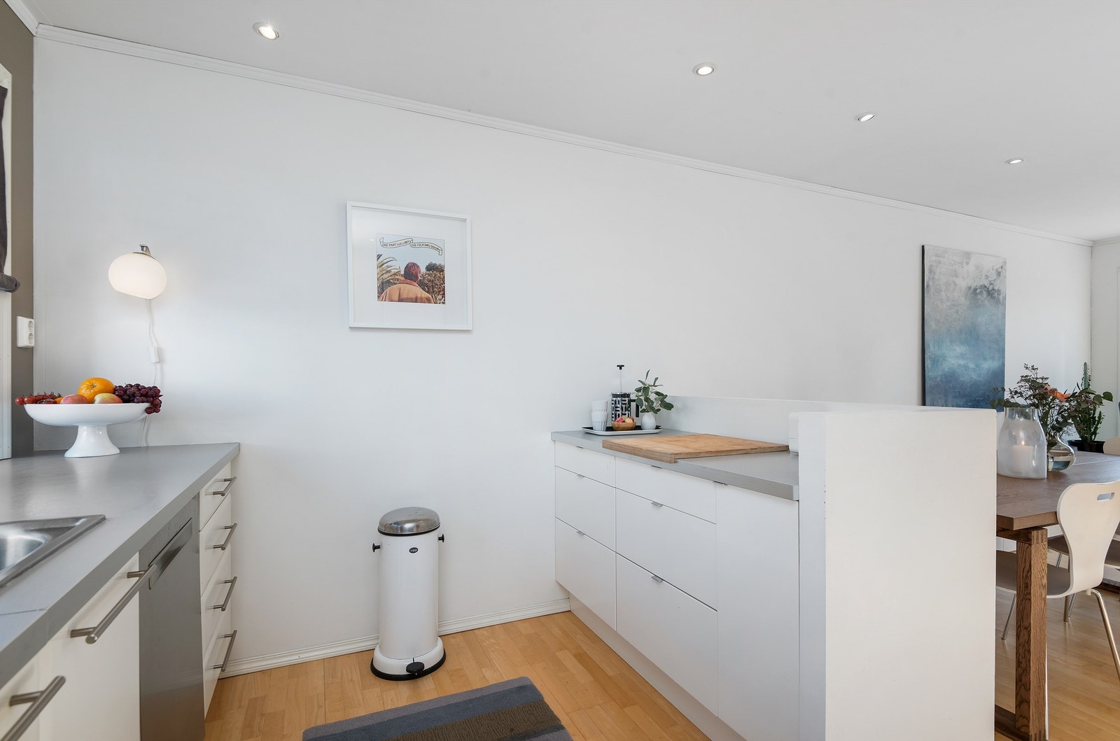 Kjøkkenet er praktisk og stilfullt innredet - her er det god plass for kokkelering. Galleribilde