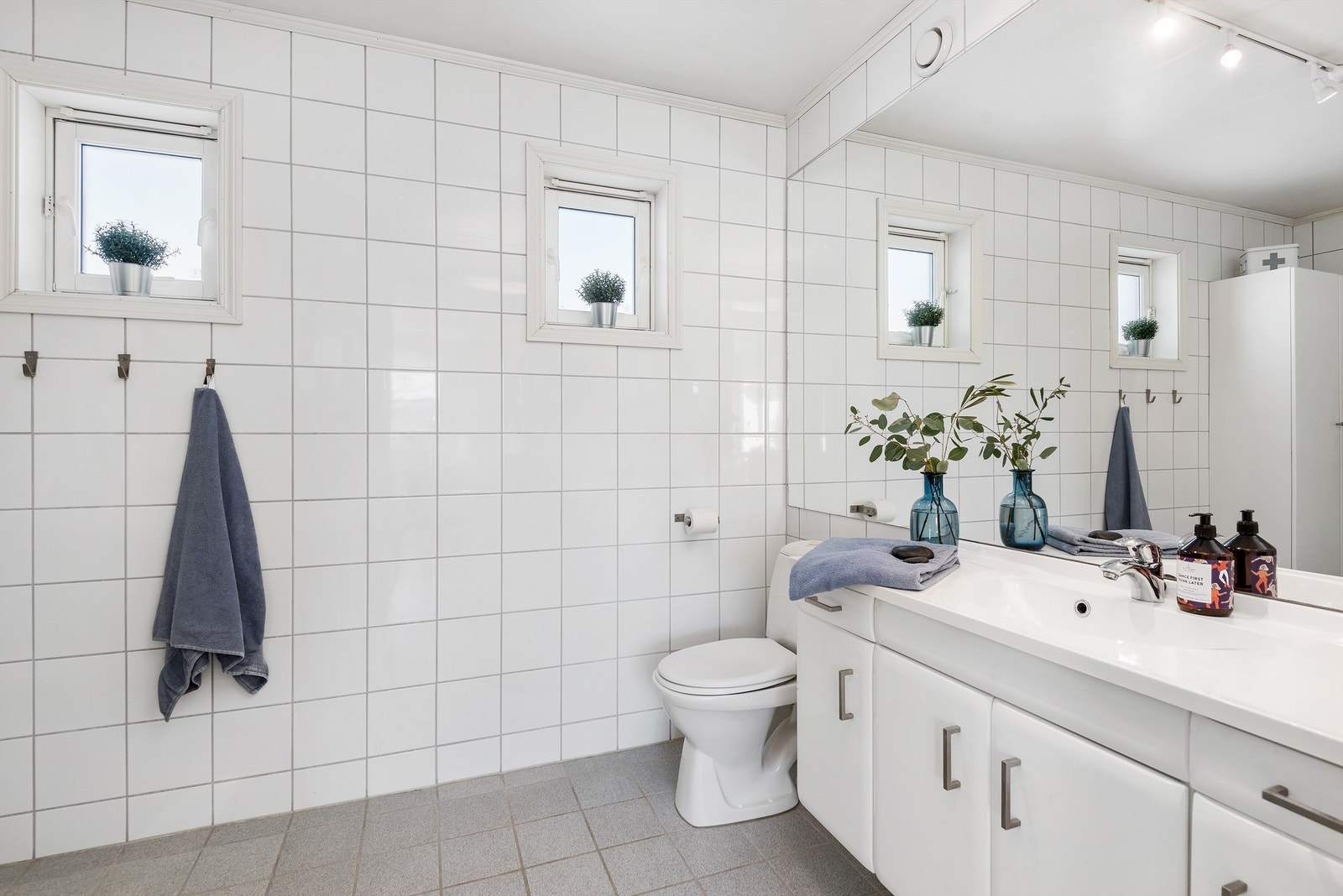 Boligen har to bad - ett i underetasjen og ett i andre etasje. I tillegg er det vaskerom i underetasjen. Galleribilde