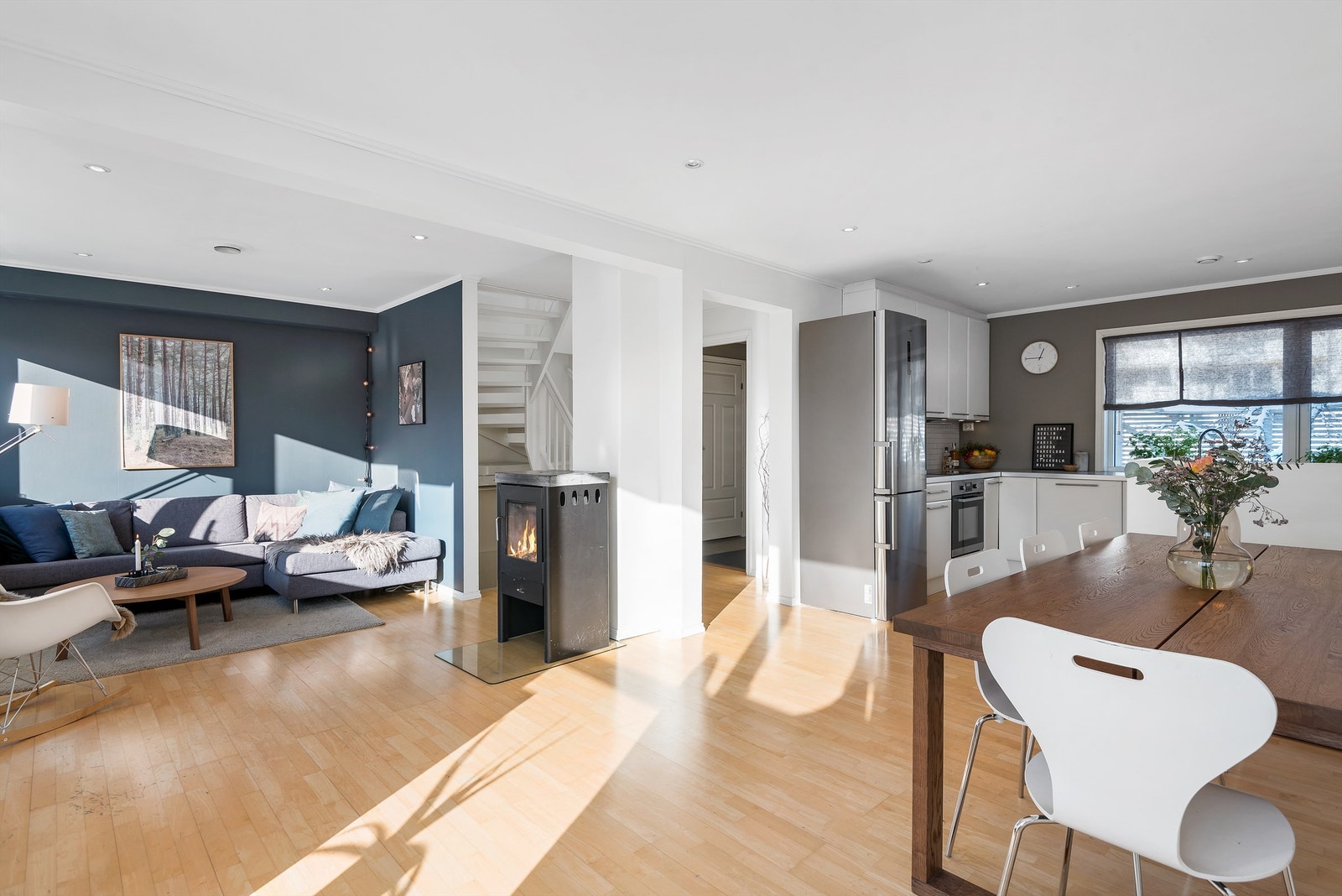 Stue/kjøkken har vinduer på begge sider, noe som gir et fint gjennomlys, og rommet har også downlights. Galleribilde