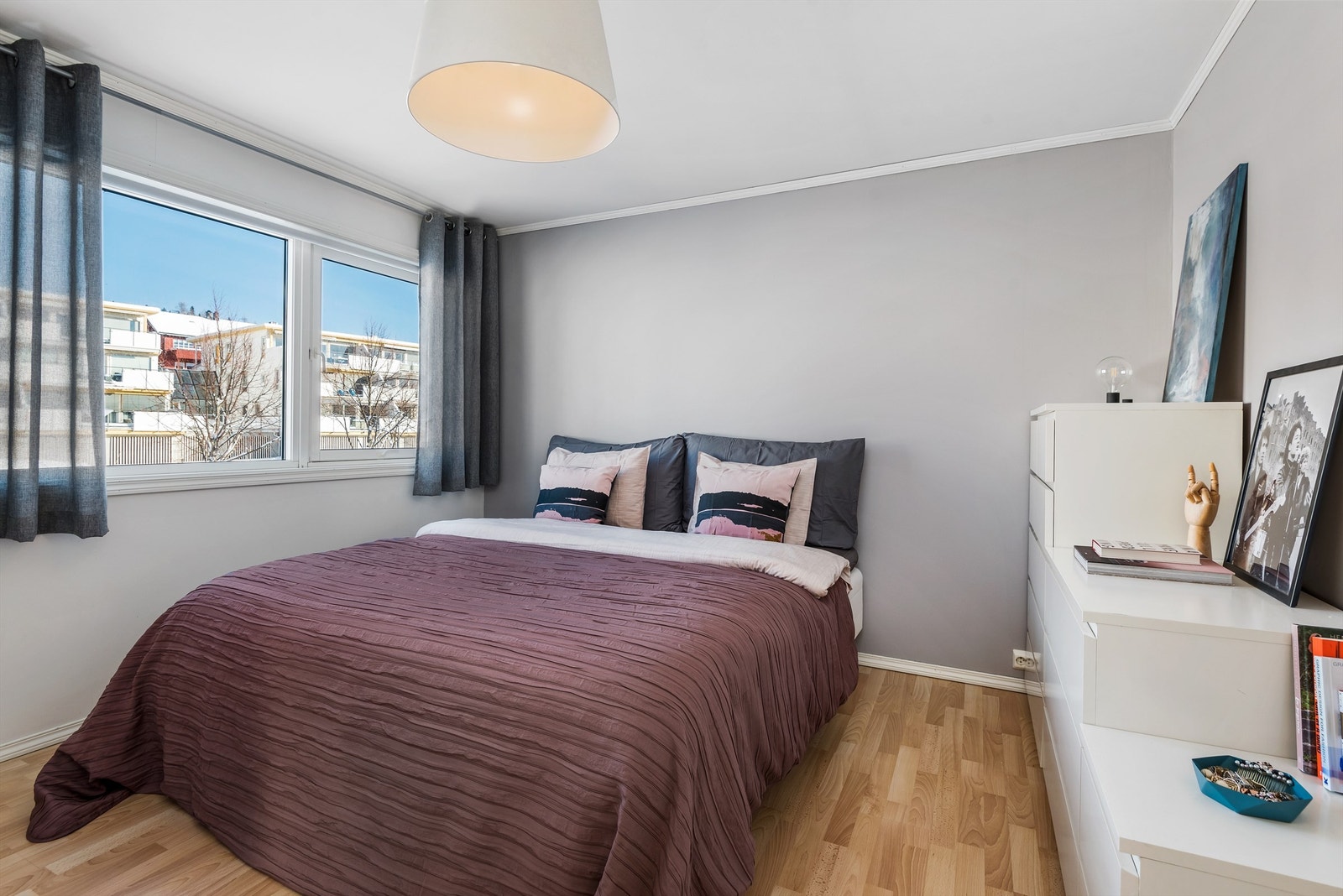 Romslig hovedsoverom med skyvedørsgarderobe Galleribilde