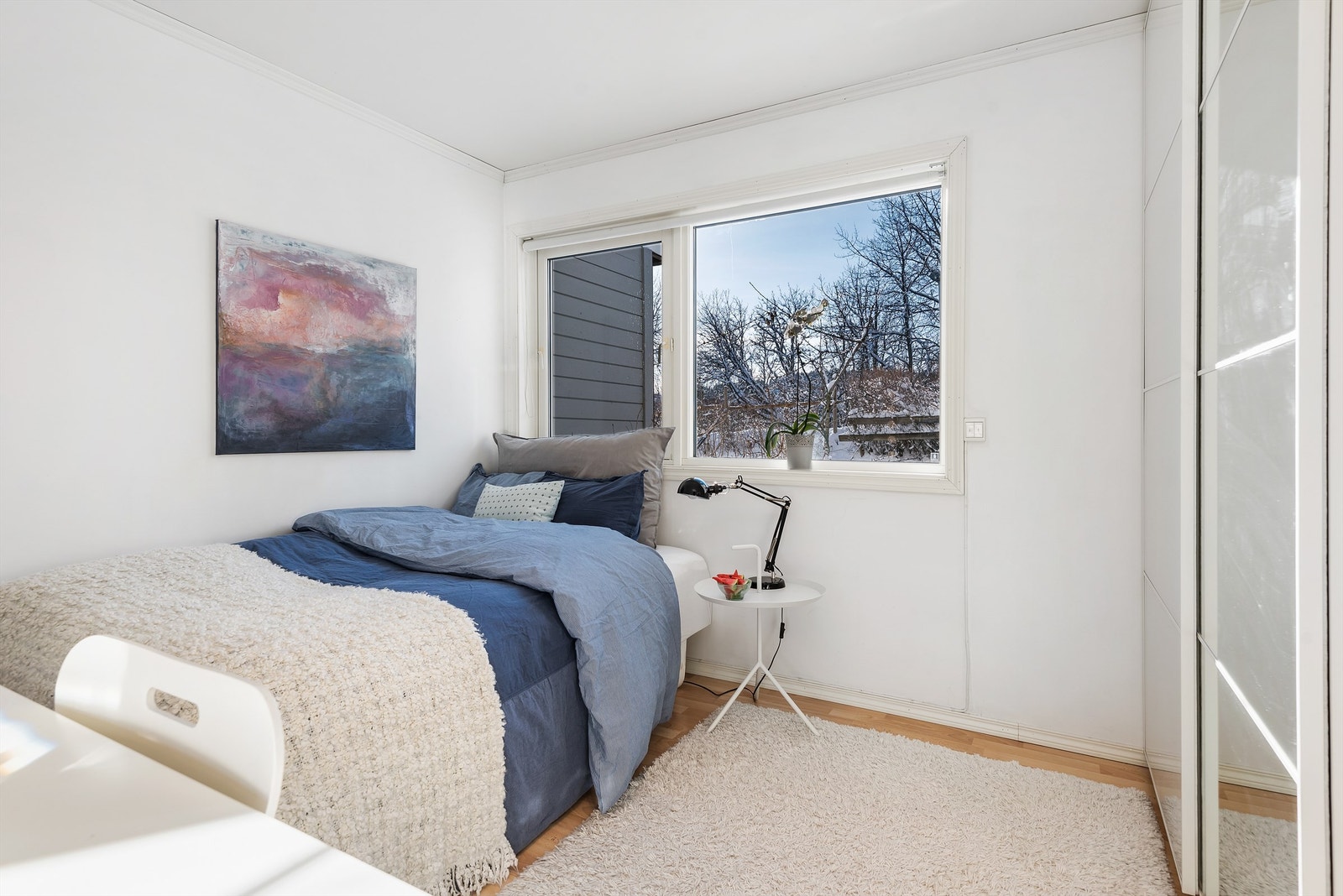 Boligen varmes opp med elektrisitet, herunder gulvvarme, supplert med vedfyring og varmepumpe. Galleribilde