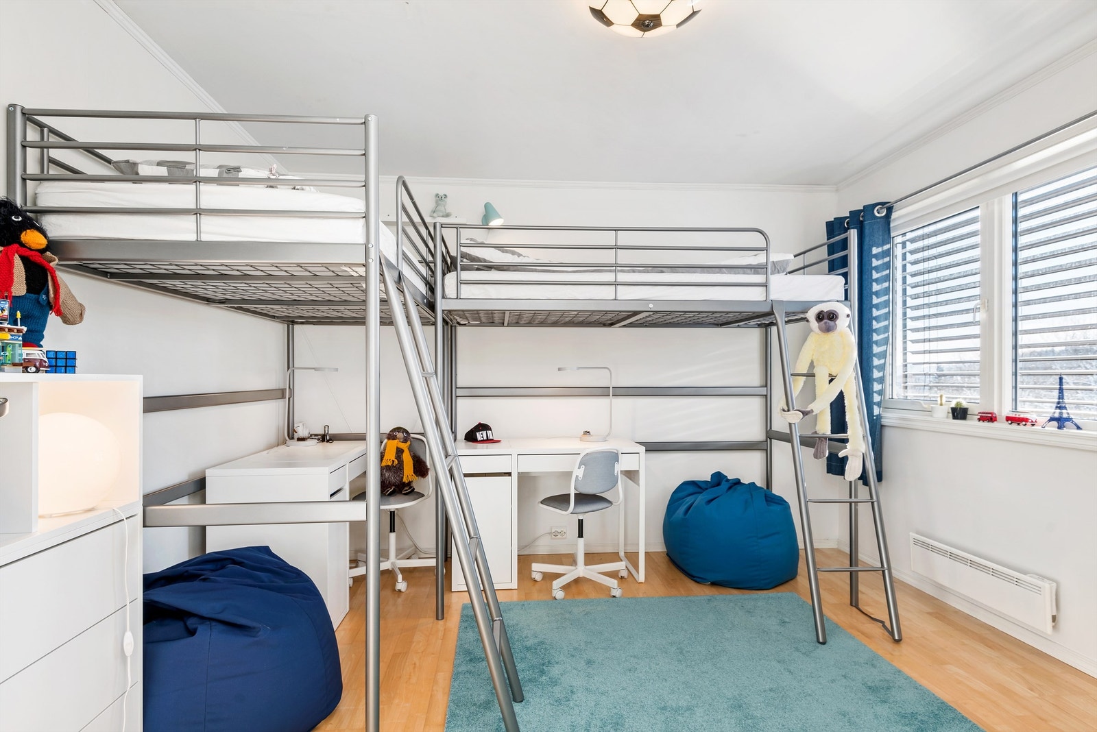 Eneboligen har fire soverom, to i underetasjen og to i andre etasje. Galleribilde