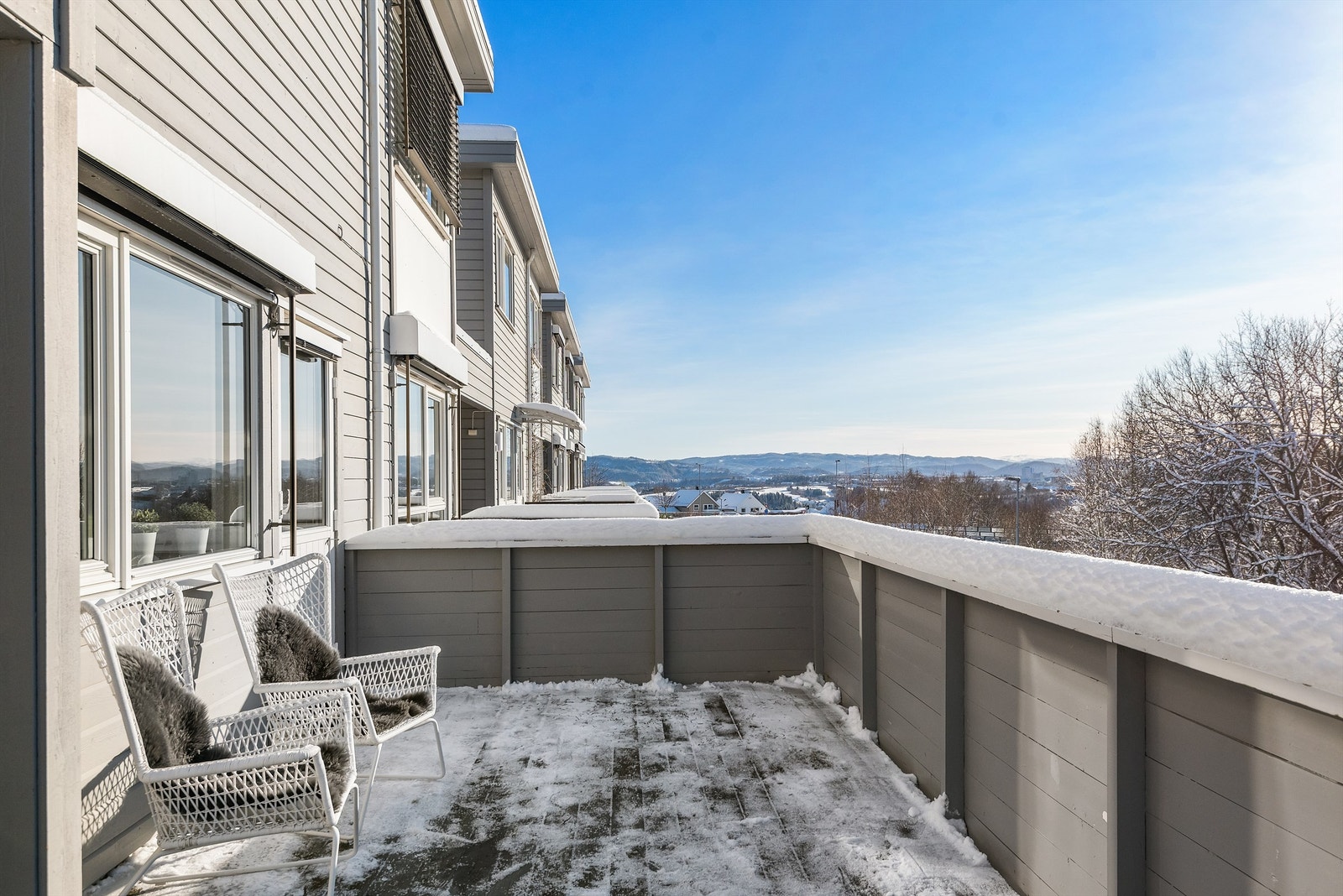 Fra stuen i første etasje er det utgang til en solrik veranda på ca. 24 kvm - en fin plass å samles på varme dager. Galleribilde