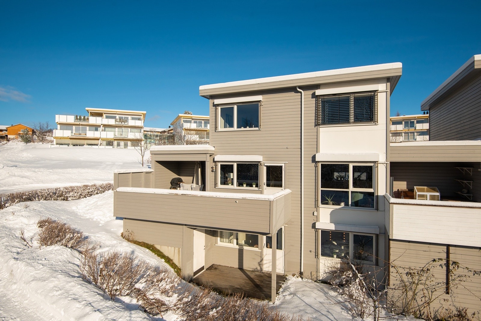 Eiendommen har flere fine uteplasser. Overbygd veranda og terasse. Opparbeidet tomt. Galleribilde