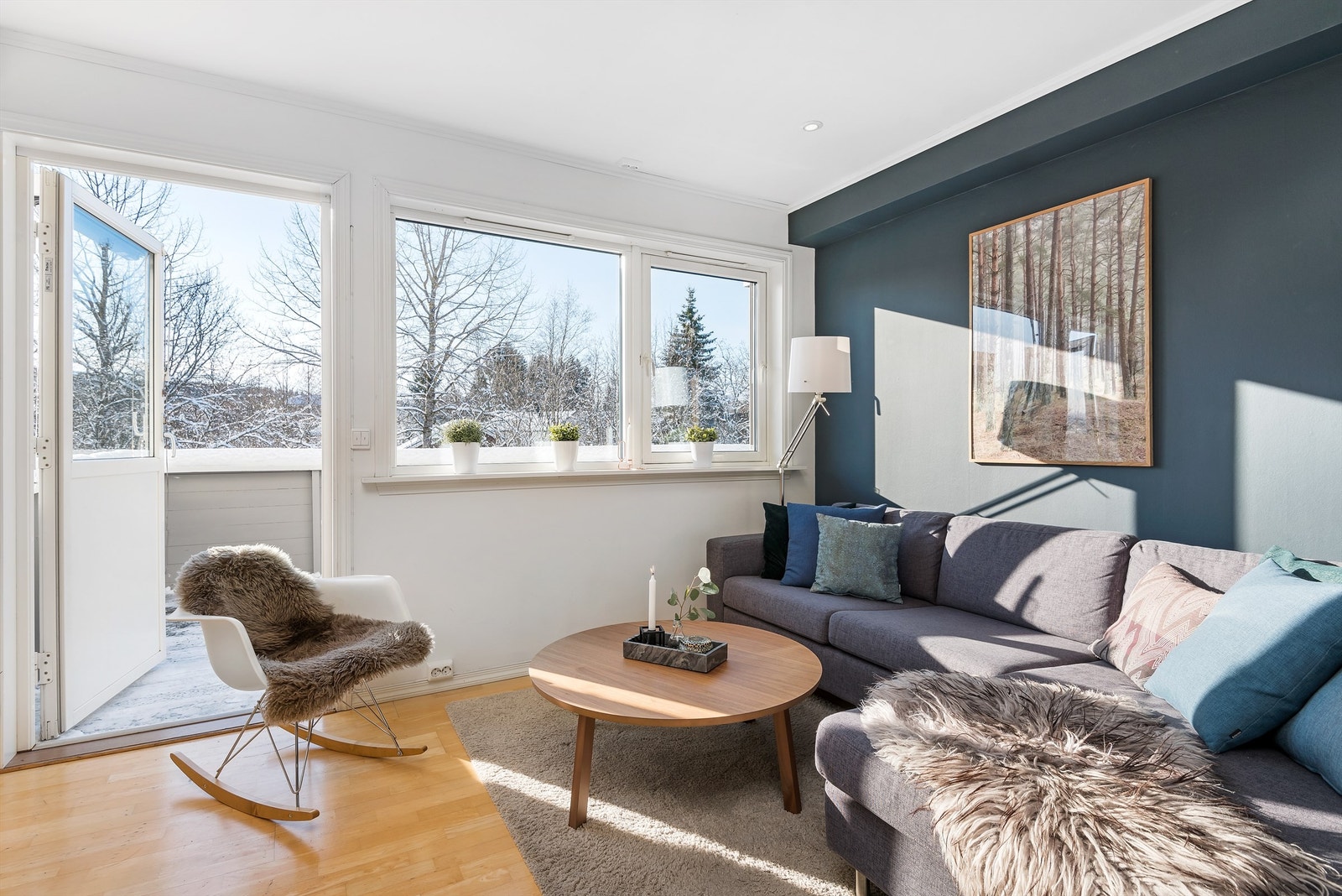 Stue/kjøkken har en stemningsfull peisovn, og det er også montert varmepumpe. Fra stuen er det utgang til veranda. Galleribilde