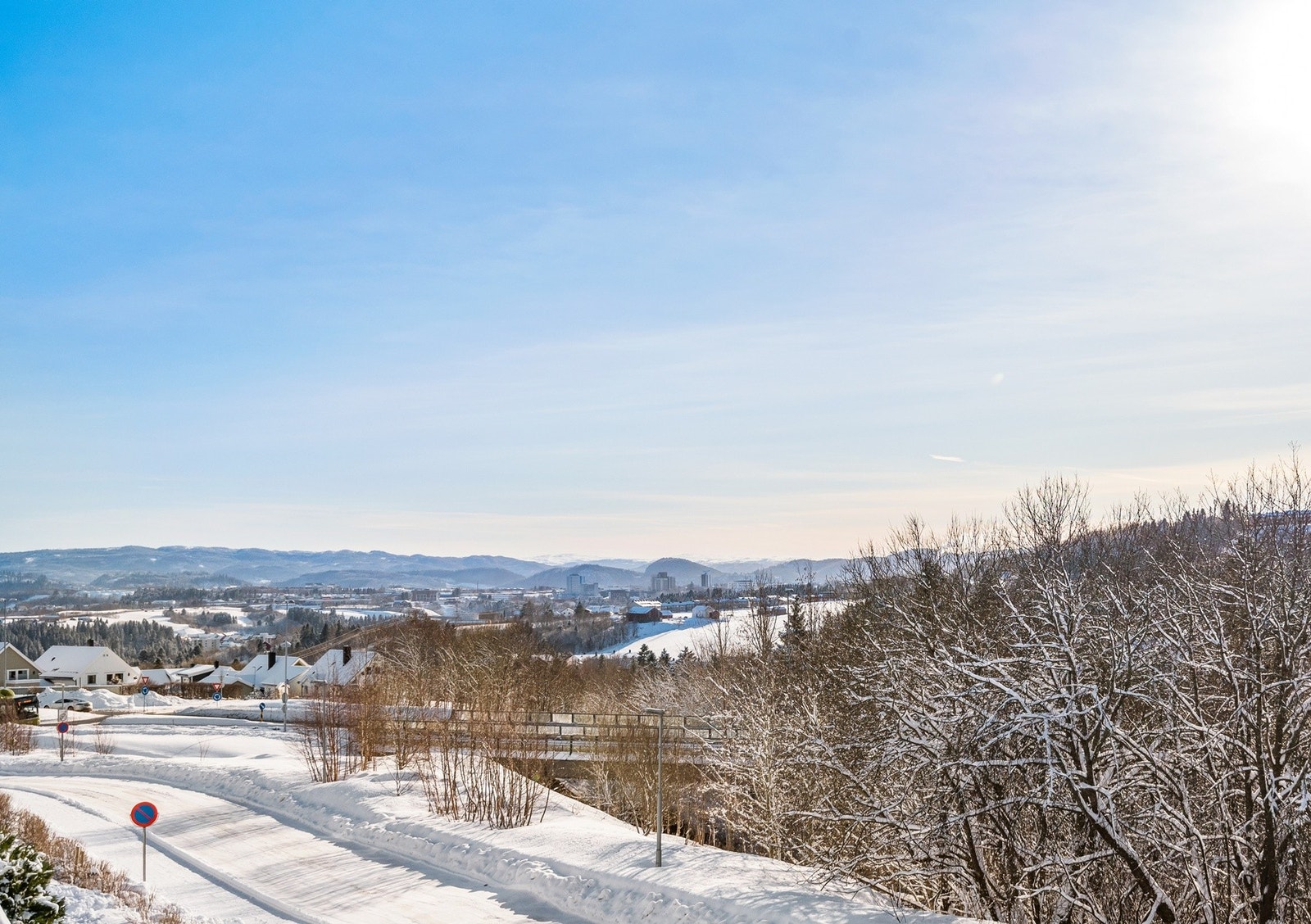 Fra verandaen er det fin utsikt utover området - her kan sommerdagene nytes i vakre, rolige og sentrale omgivelser. Galleribilde