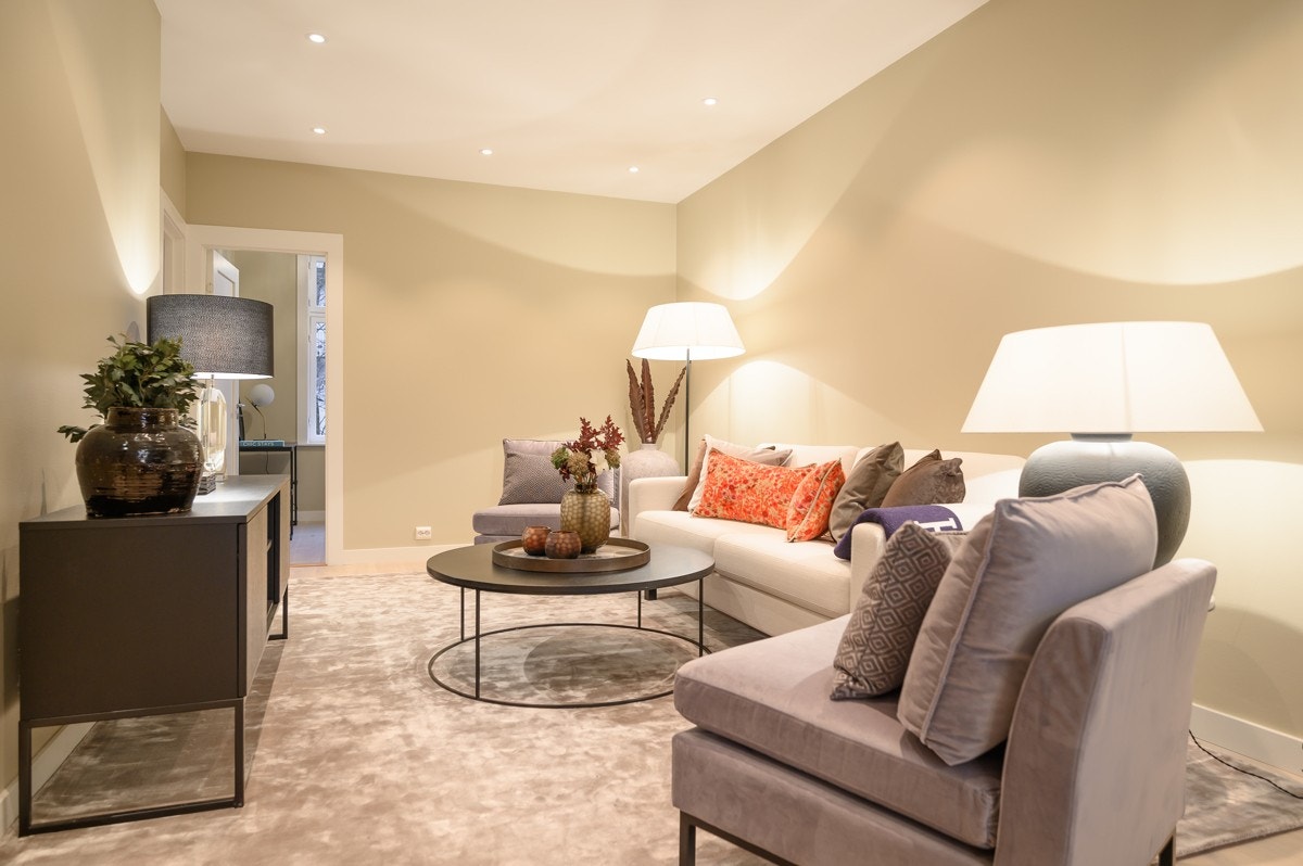 Hyggelig stue med plass til sofagruppe og tv-seksjon. Downlights i himling. Galleribilde