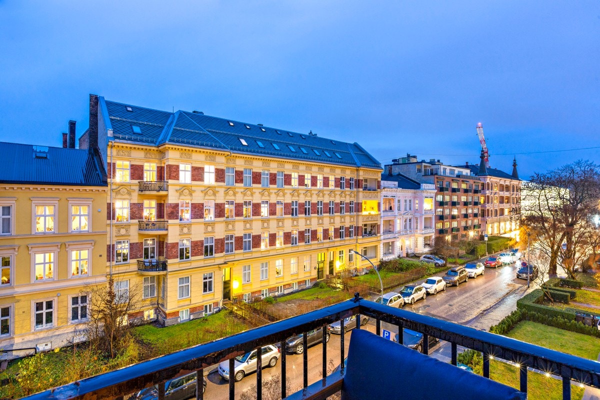 Gode solforhold og utsikt over det hyggelige nabolaget. Galleribilde