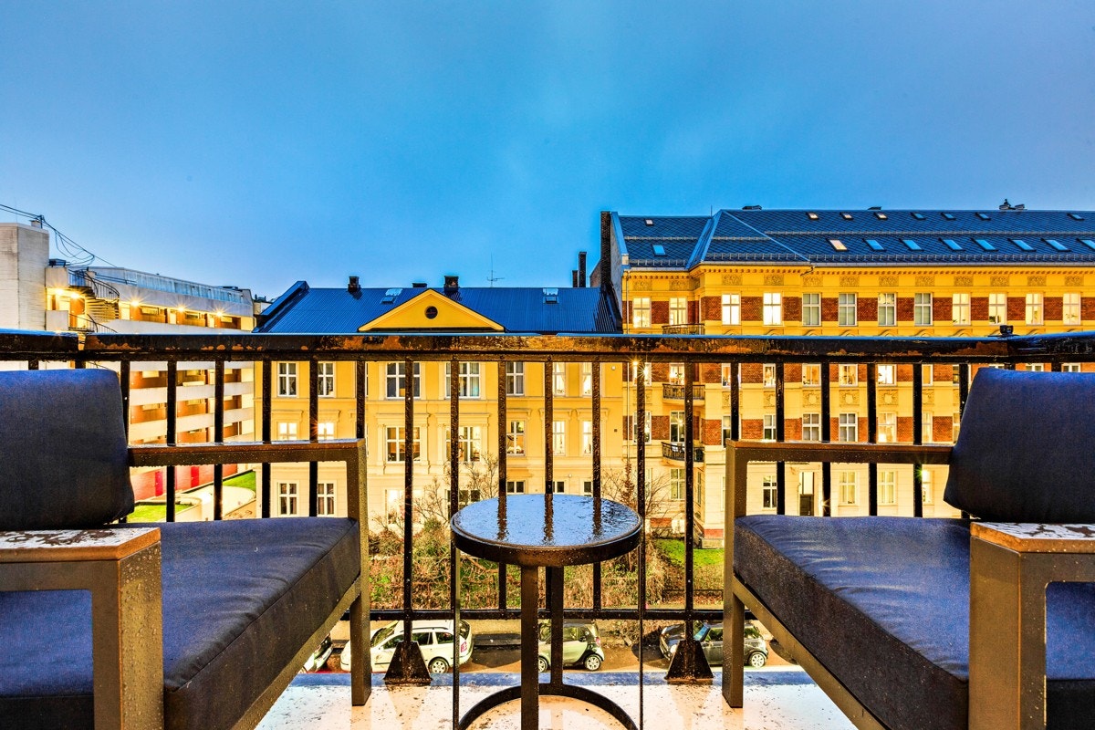 Nordvestvendt balkong på ca. 2 kvm med fin plass til cafésett. Galleribilde