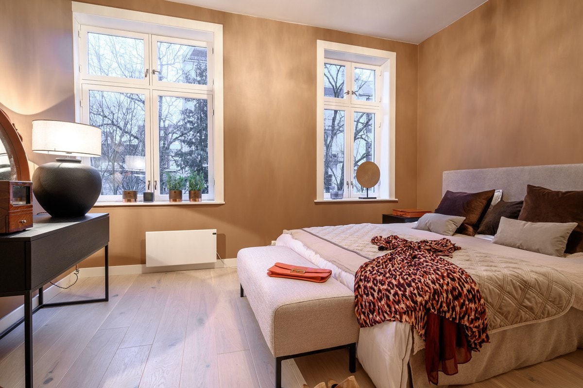 Soverom 1: Stort og luftig soverom med god plass til dobbeltseng, nattbord, kommode etc. Galleribilde