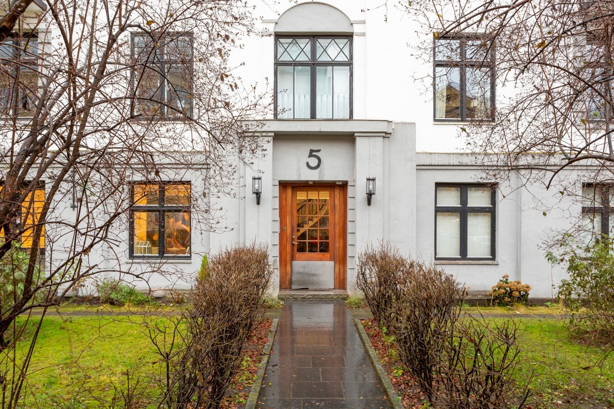 Sentral og rolig beliggenhet i en enveiskjørt sidegate, like ved Bogstadveien. Galleribilde