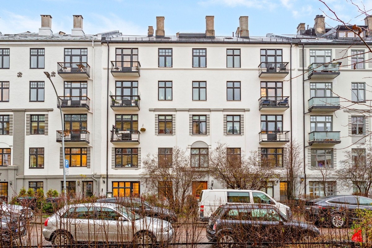 Leiligheten tilhører et velordnet og hyggelig sameie. Det er beboerparkering i området. Galleribilde