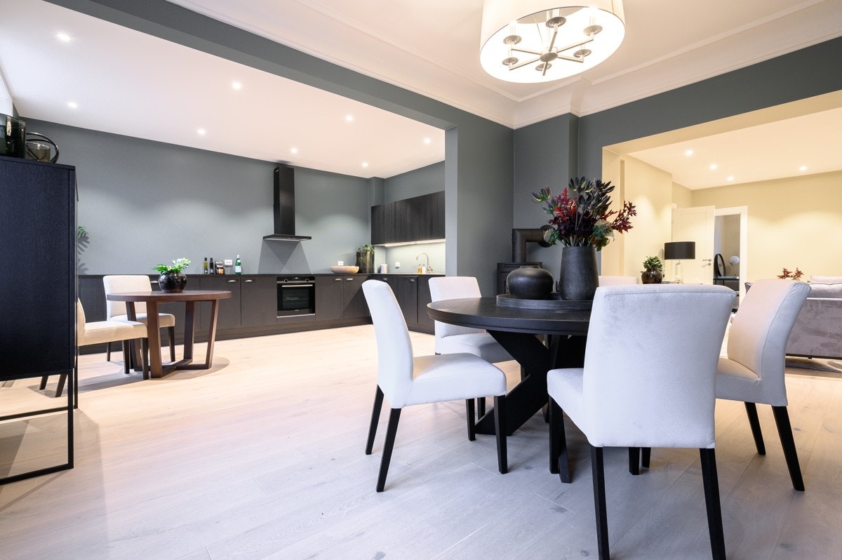 Kjerstin Falkum (922 04 707) ved Schala & Partners har gleden av å presentere denne lekre og nyoppussede leiligheten i Sorgenfrigata 5! Galleribilde