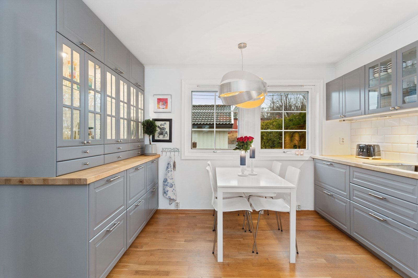 Ikea kjøkkeninnredning fra 2014 med malte, profilerte fronter og benkeplate i heltre. Galleribilde