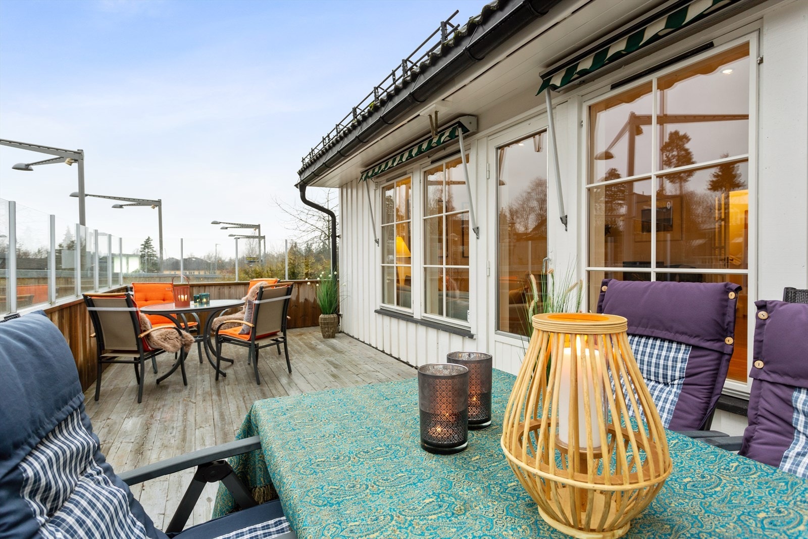 God plass til flere sittegrupper hvor du kan invitere til grillfest om sommeren. Galleribilde