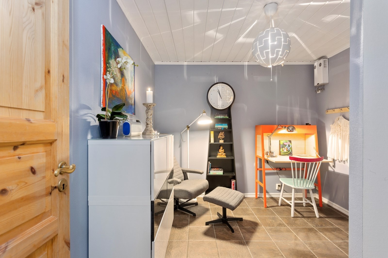 Fra entreen kommer du direkte inn i soverommet som er malt i en lys blåfarge med fliser med varme i gulvet. U.etg. Galleribilde