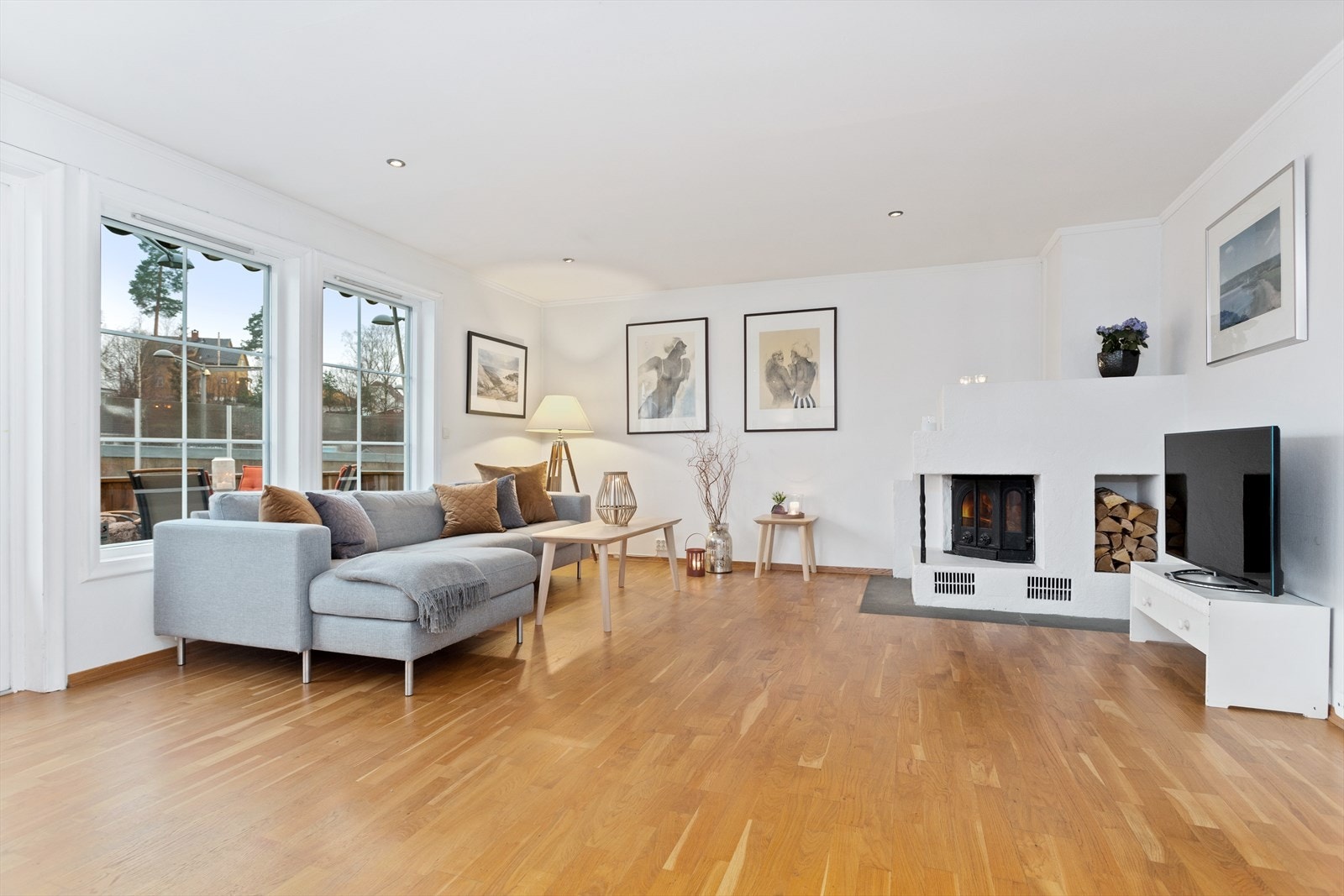 Peisen skaper en lun stemning i rommet. Galleribilde