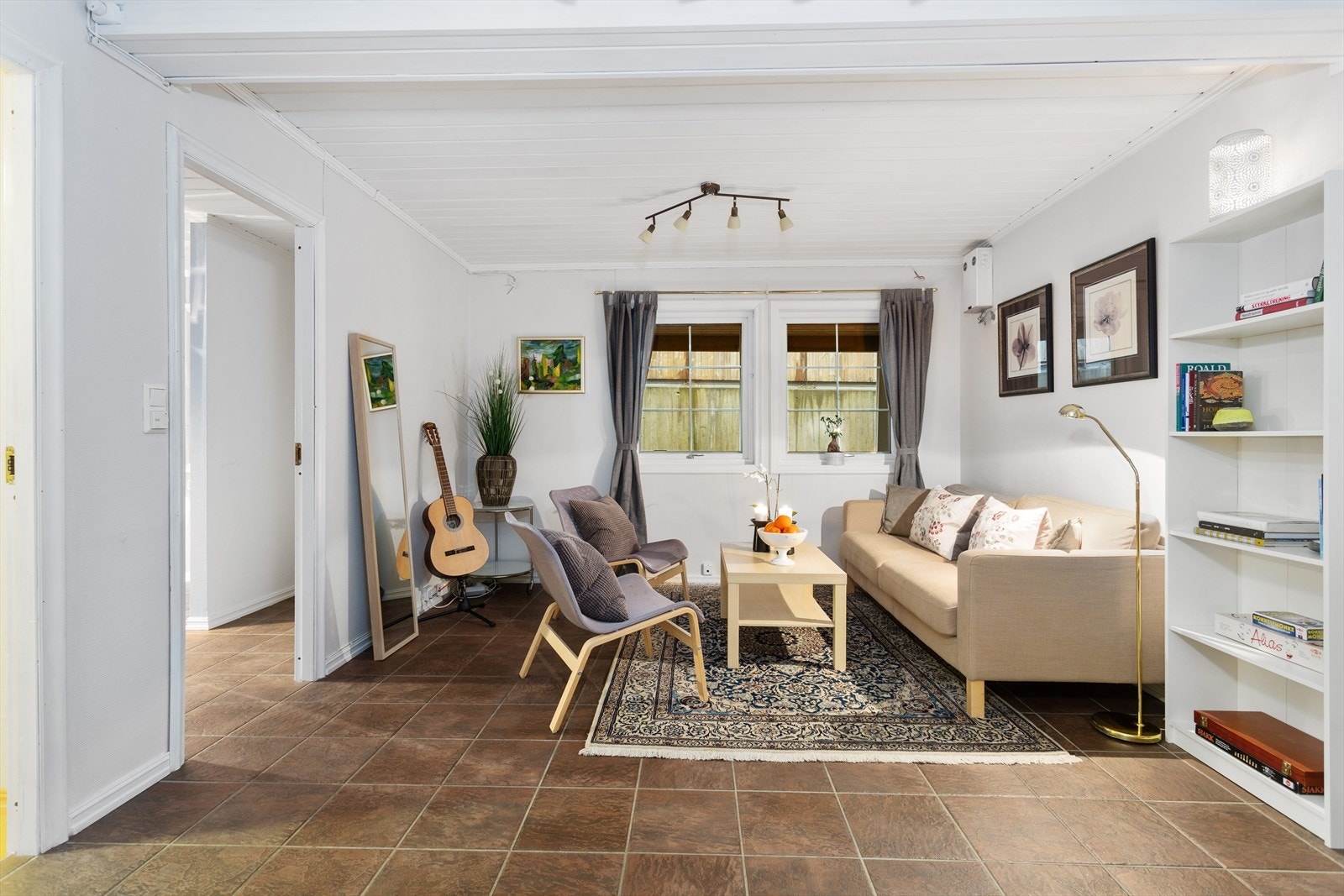 Den lysmalte stuen i underetasjen er romslig med fliser med varme i gulvet. Galleribilde