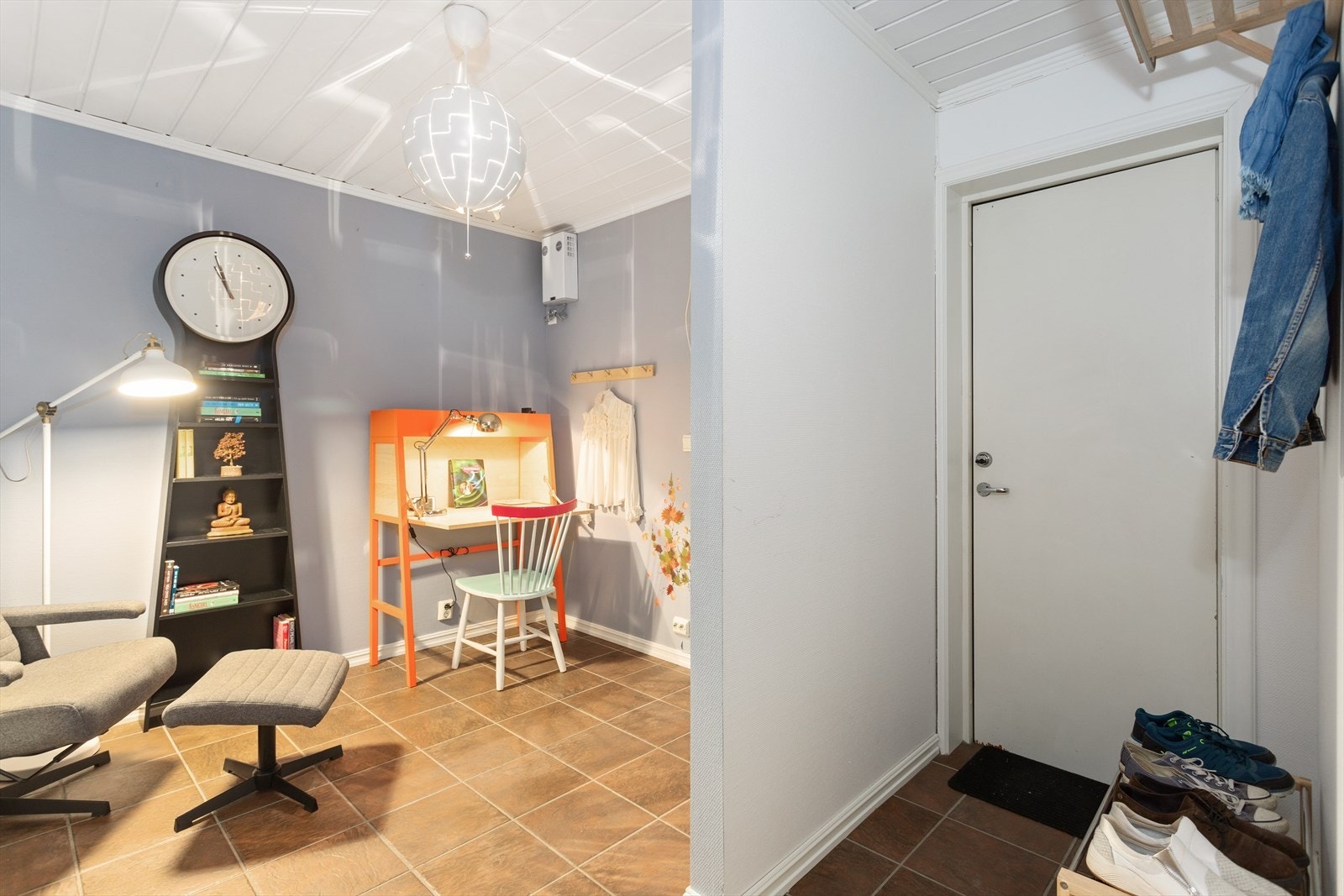 Hybelen har egen inngangsdør inn til gangen med fliser med varme i gulvet. Galleribilde