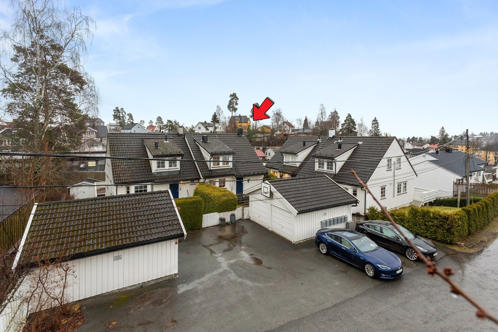 Garasjeplass for 1 bil i felles garasje som deles med naboen og 1 biloppstillingsplass. Galleribilde