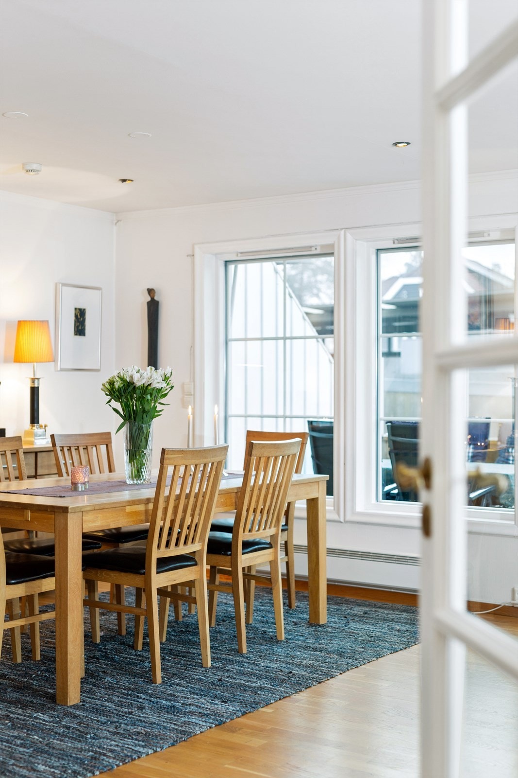 Stuen er malt i lyse farger, har downlights i himling og parkett på gulvet. Galleribilde