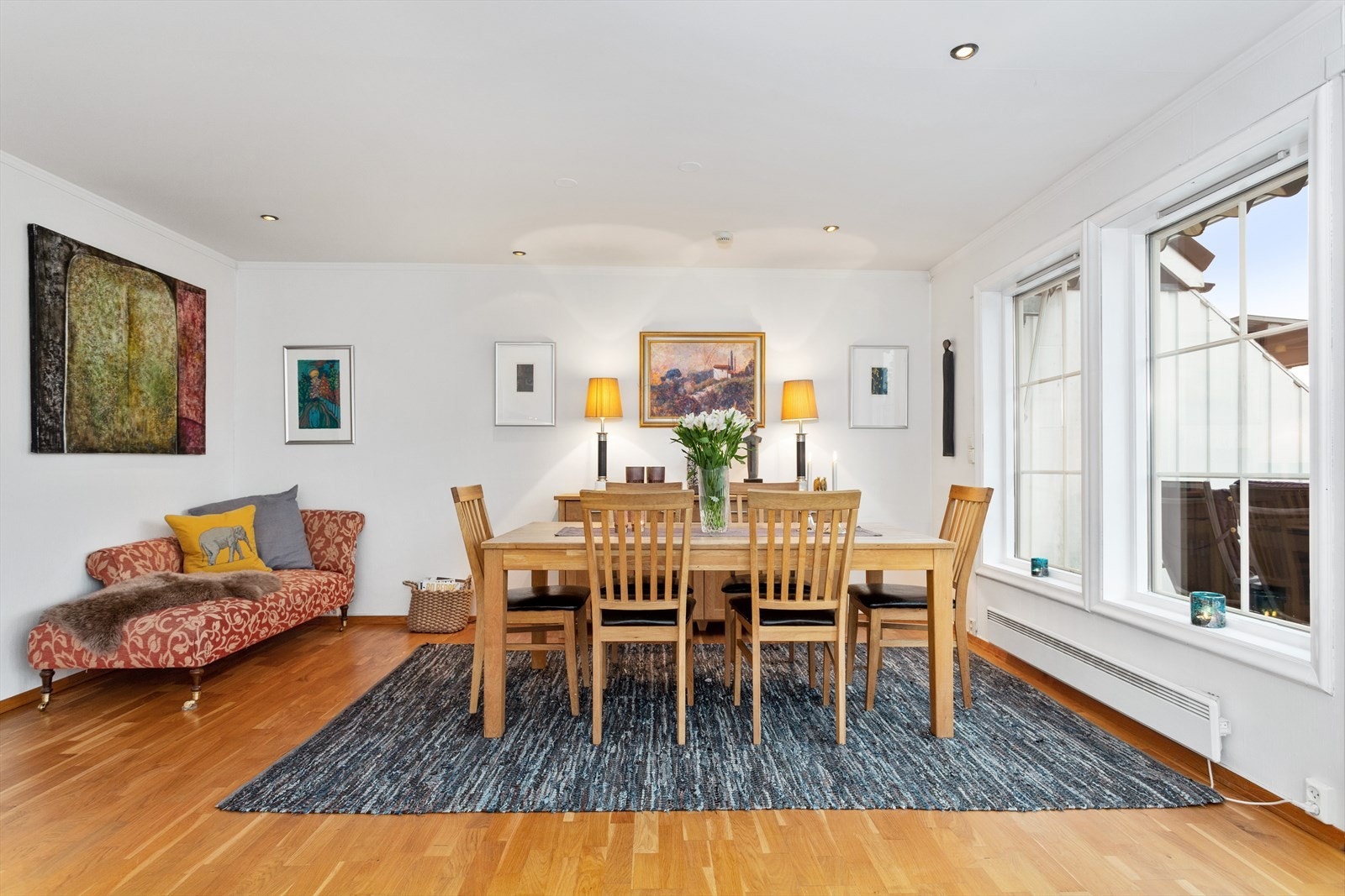 Rommet deles naturlig inn i soner med plass til spisestue og sofakrok. Galleribilde