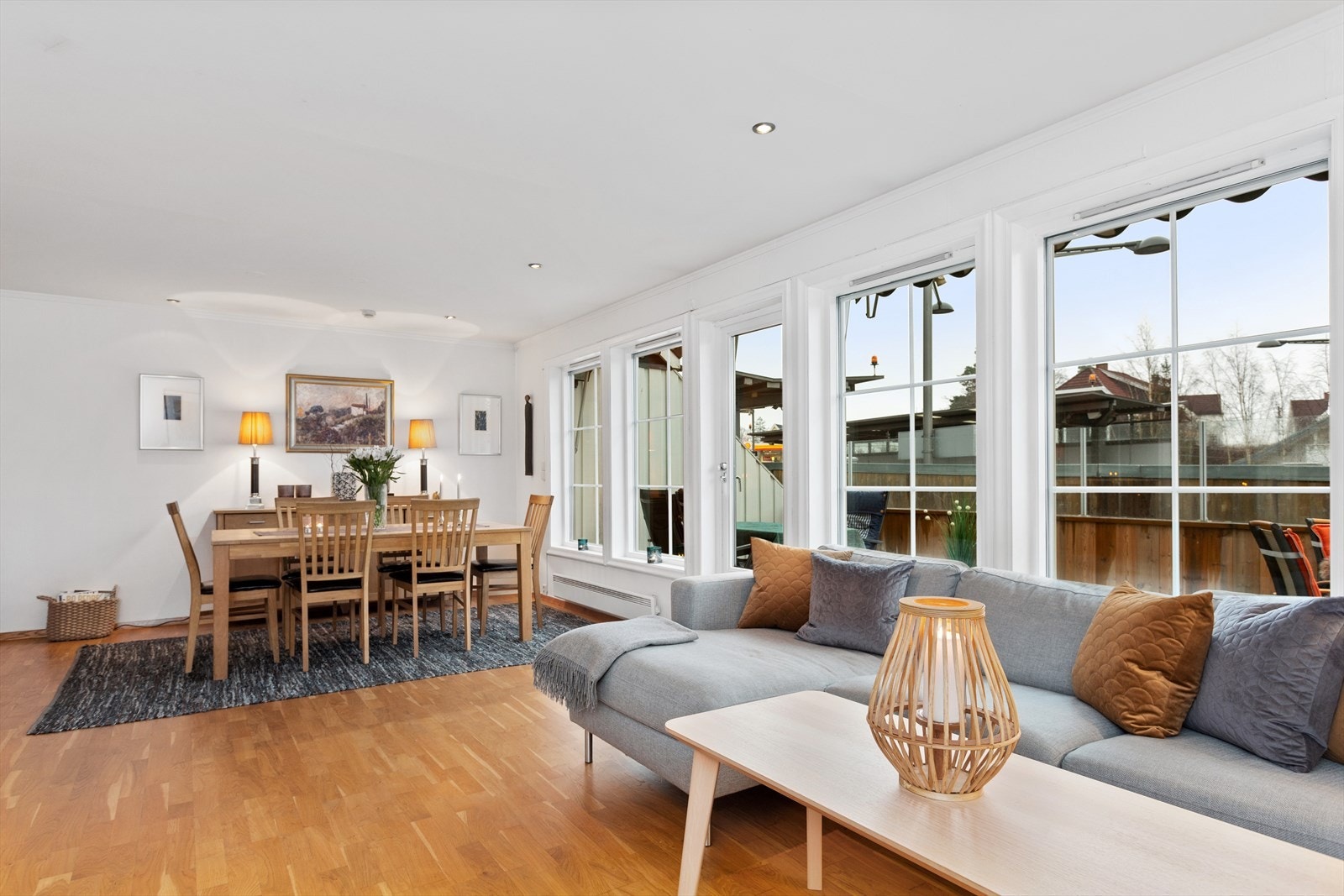 De store vindusflatene slipper inn rikelig med lys som skaper en hyggelig atmosfære i stuen. Galleribilde