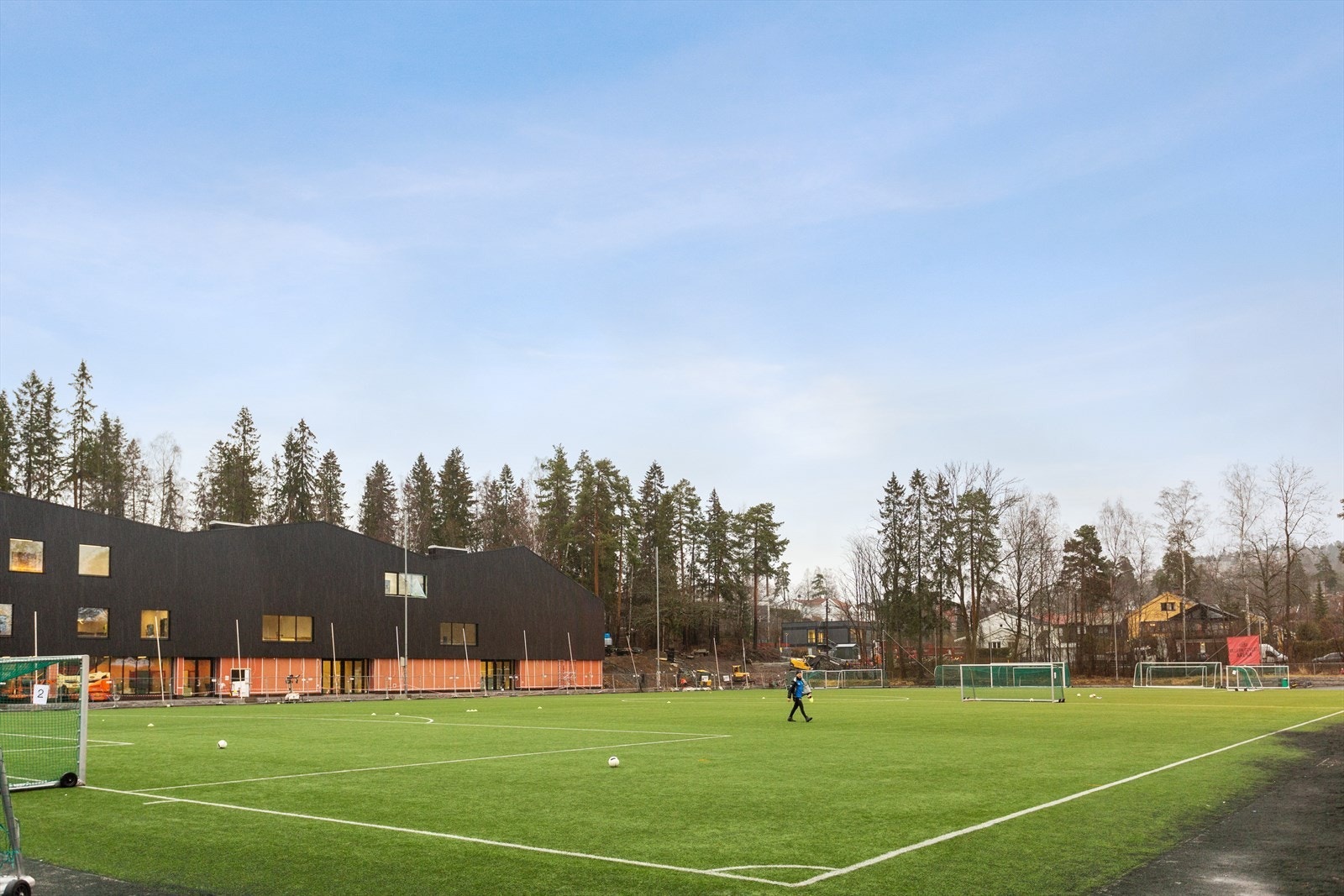 CC Vest Arena med fotballbaner ligger i umiddelbar nærhet fra boligen. Galleribilde