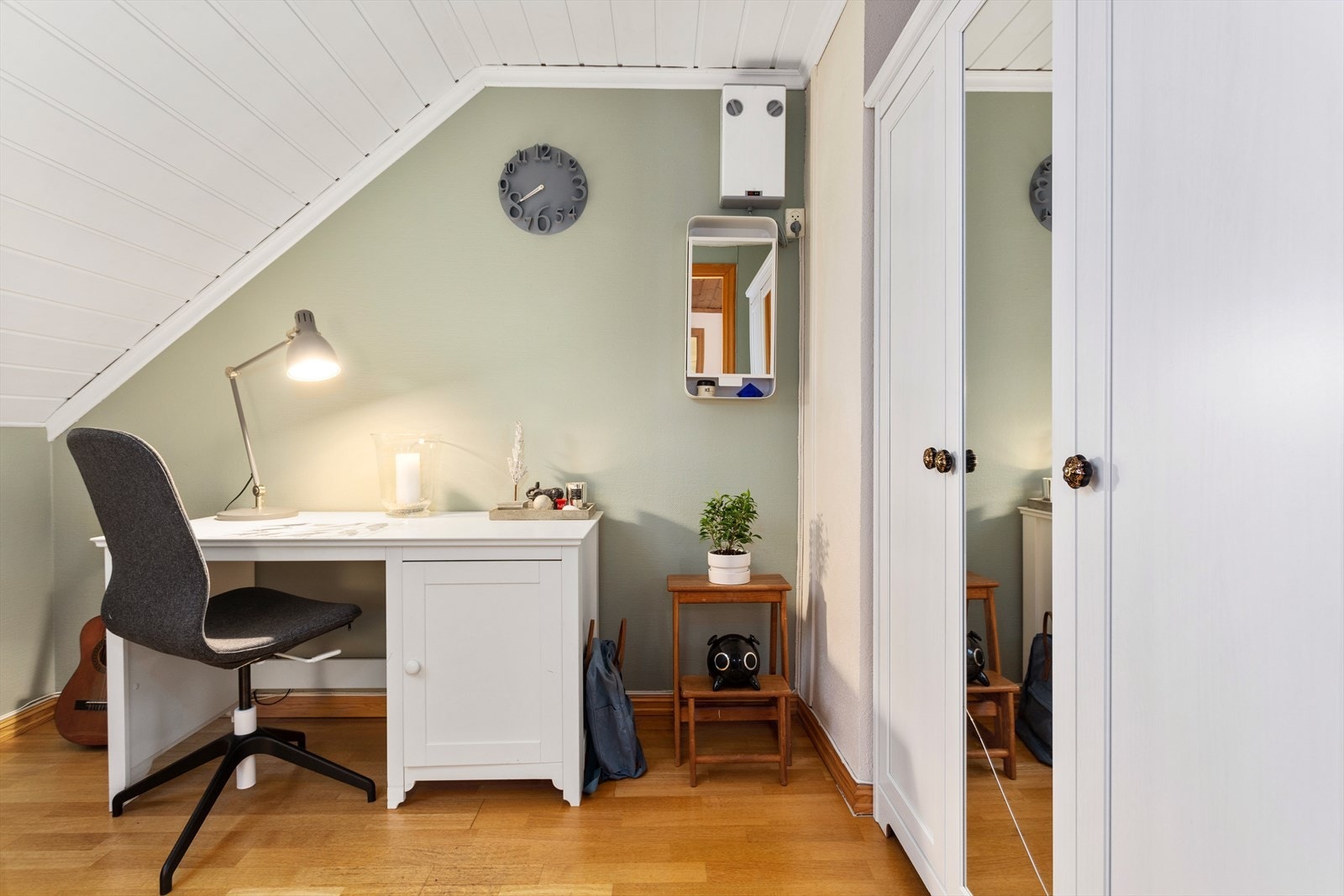 Plass til kontorpult og oppbevaring i garderobeskap. Galleribilde