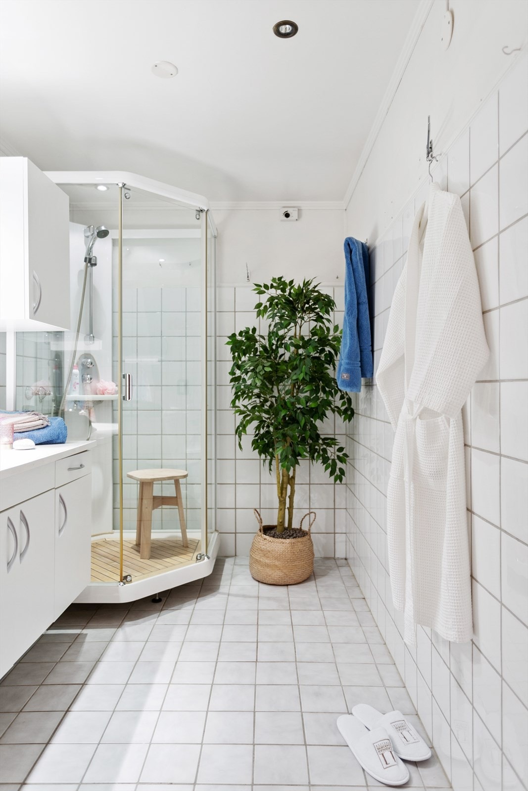 Badet er flislagt med varme i gulv og har lys baderomsinnredning. Galleribilde