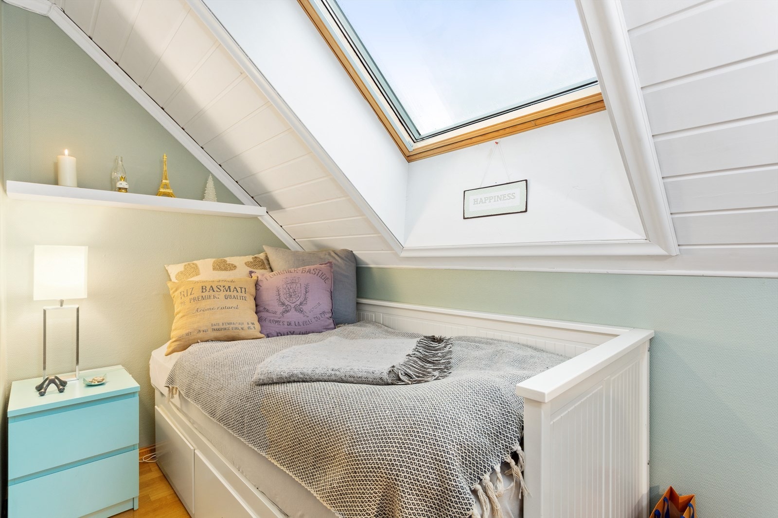 Se på stjernene om kvelden gjennom takvinduet. Galleribilde